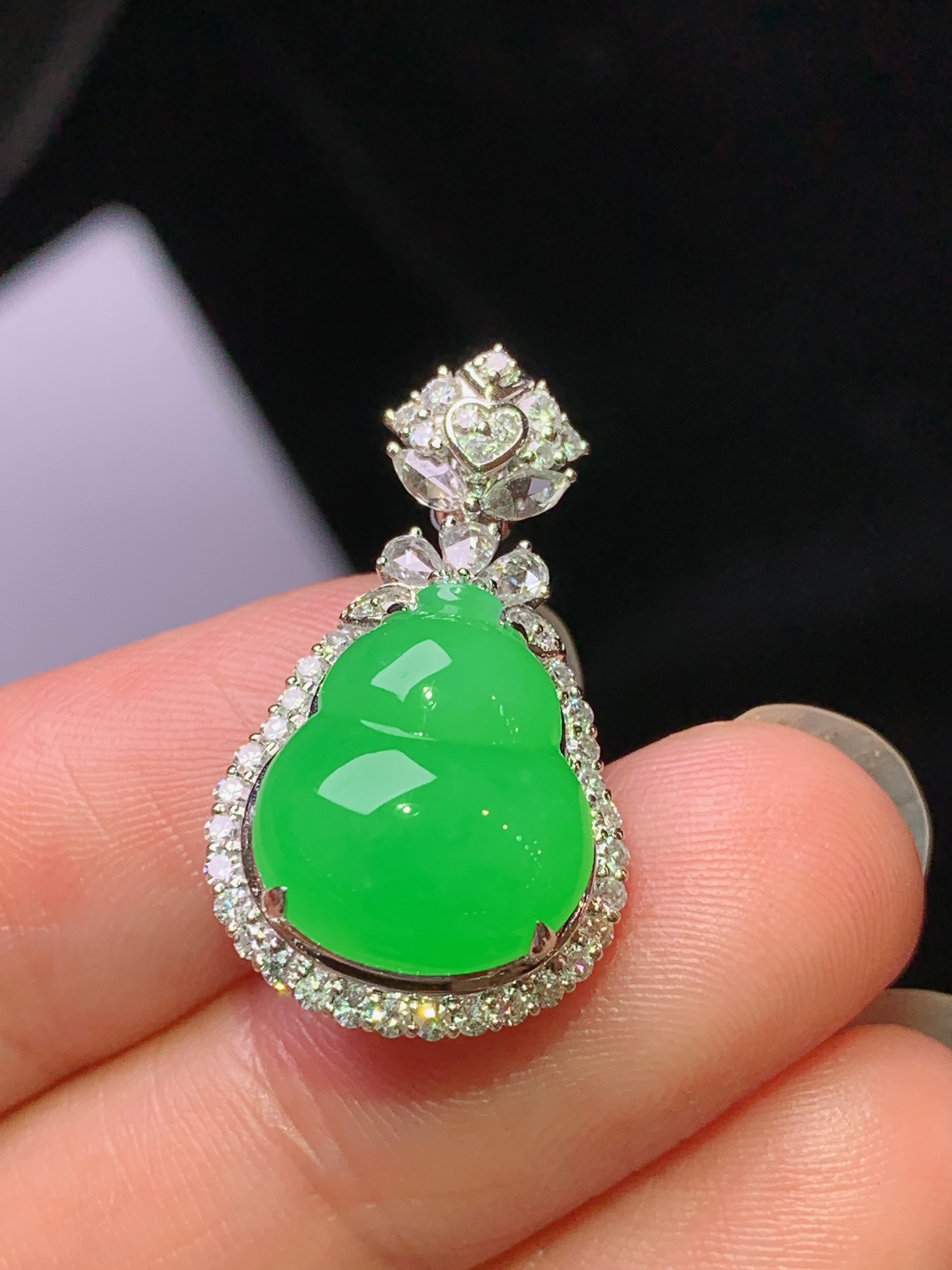 18k金钻镶嵌冰阳绿葫芦吊坠 玉质细腻 色泽艳丽清新 水润亮眼 整体尺寸25.8*14.8*10 h1