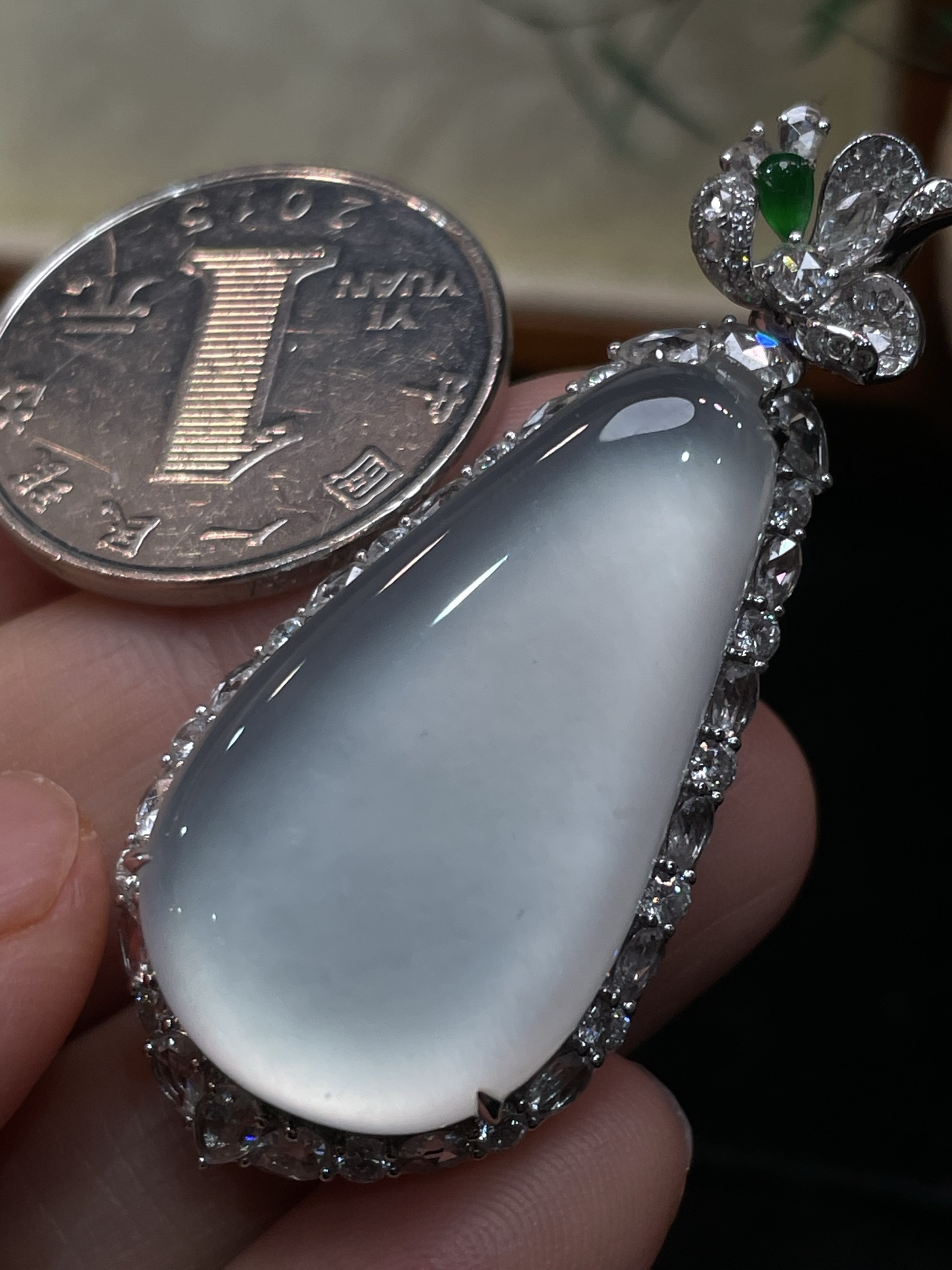 ️天然缅甸翡翠A货白冰福瓜吊坠18k金镶嵌钻石细腻水灵实拍接近，33.2-18.0-4.8