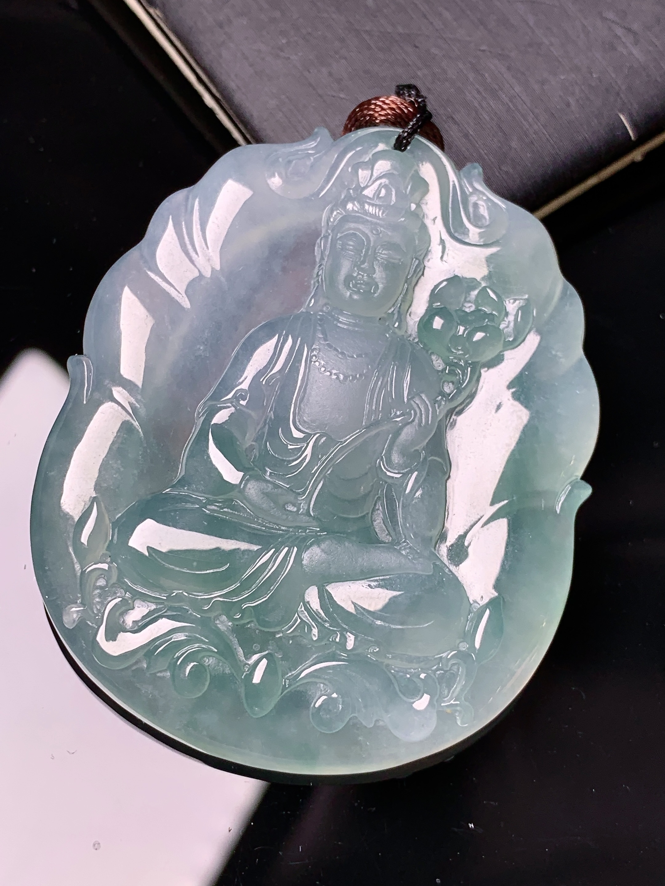 冰种观音菩萨吊坠 玉质细腻 色泽艳丽清新 水润亮眼 整体尺寸49.6*40*5.8 b2