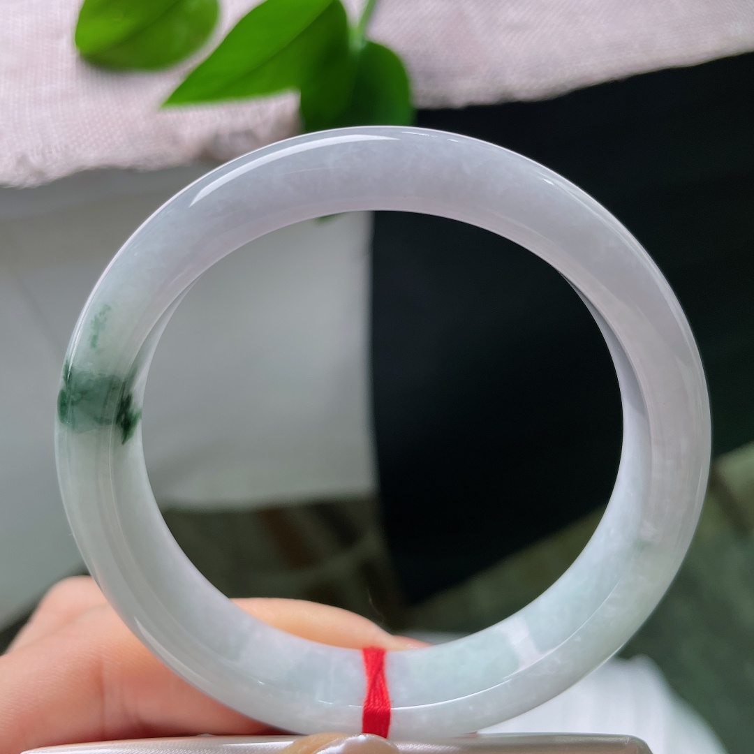 飘花正圈，皮纹，底子凝润，一抹飘花落在镯间，柔和的玉光衬出温婉雅致，于腕间藏起一份清逸动人的韵味。ss57597a