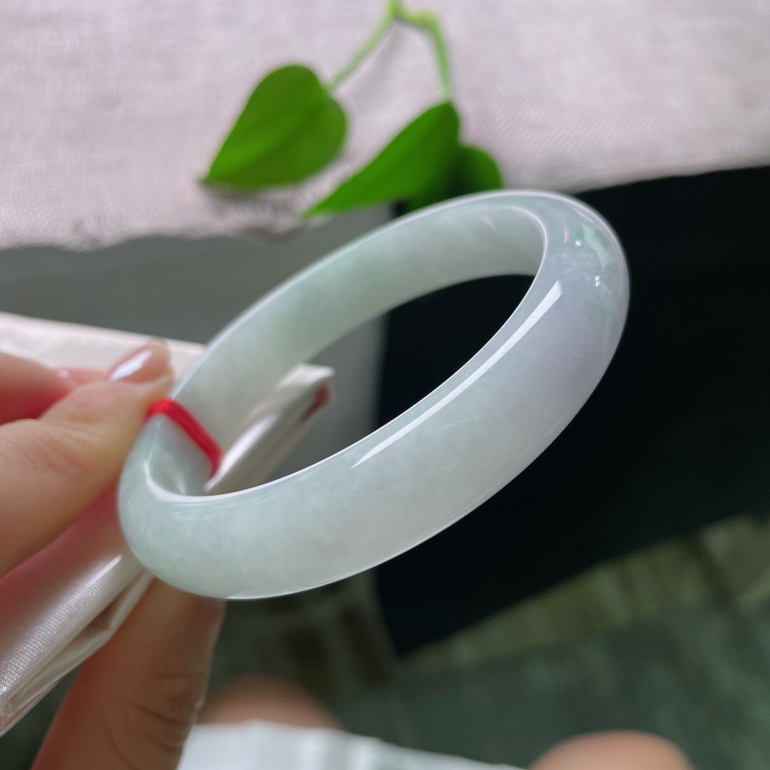 紫底正圈，素面无雕花的简约设计，经典耐看，不容易过时。皮纹，ss57589a