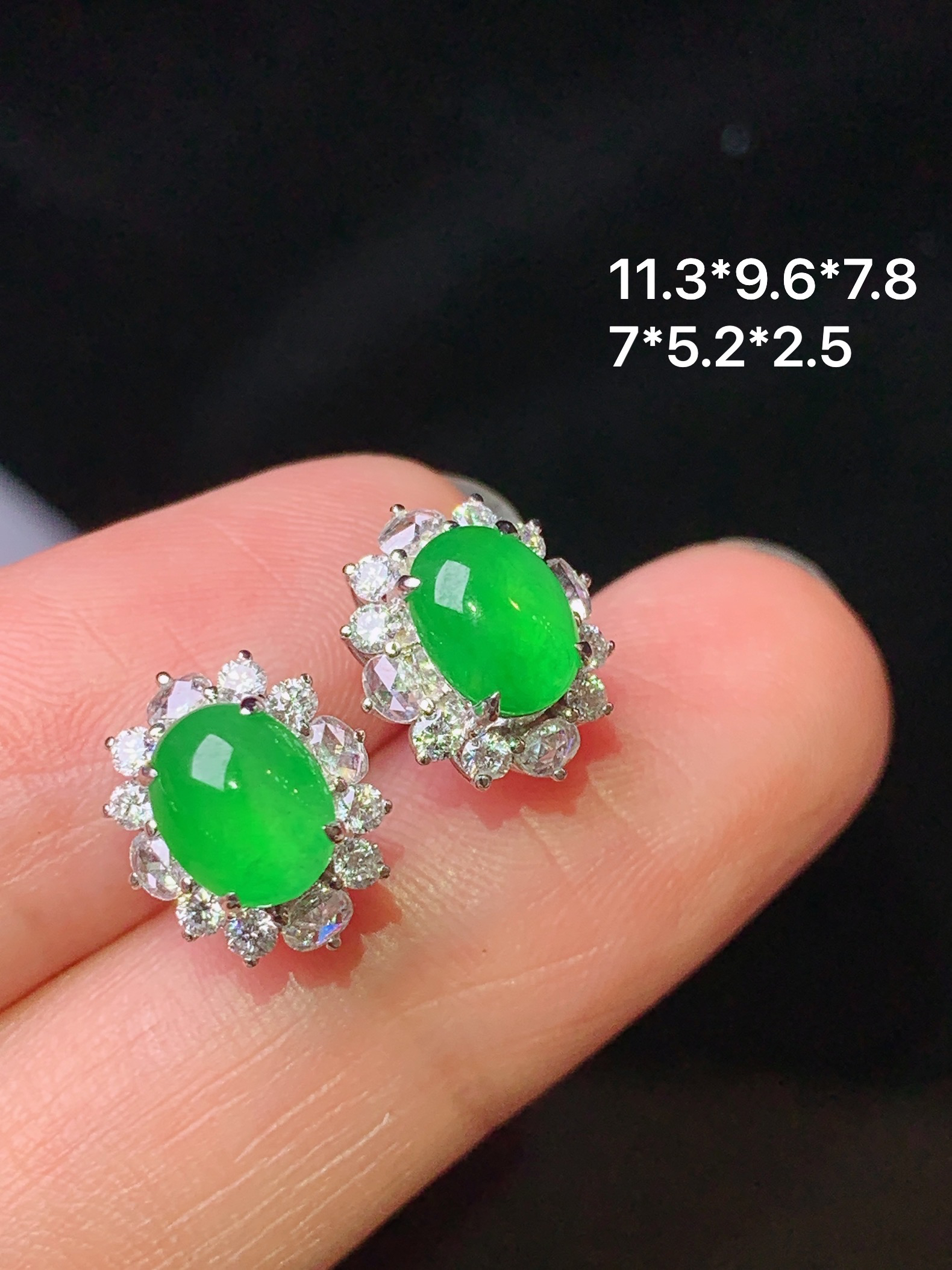 18k金钻镶嵌冰阳绿蛋面耳钉 玉质细腻 色泽艳丽清新 水润亮眼 整体尺寸11.3*9.6*7.8 h1