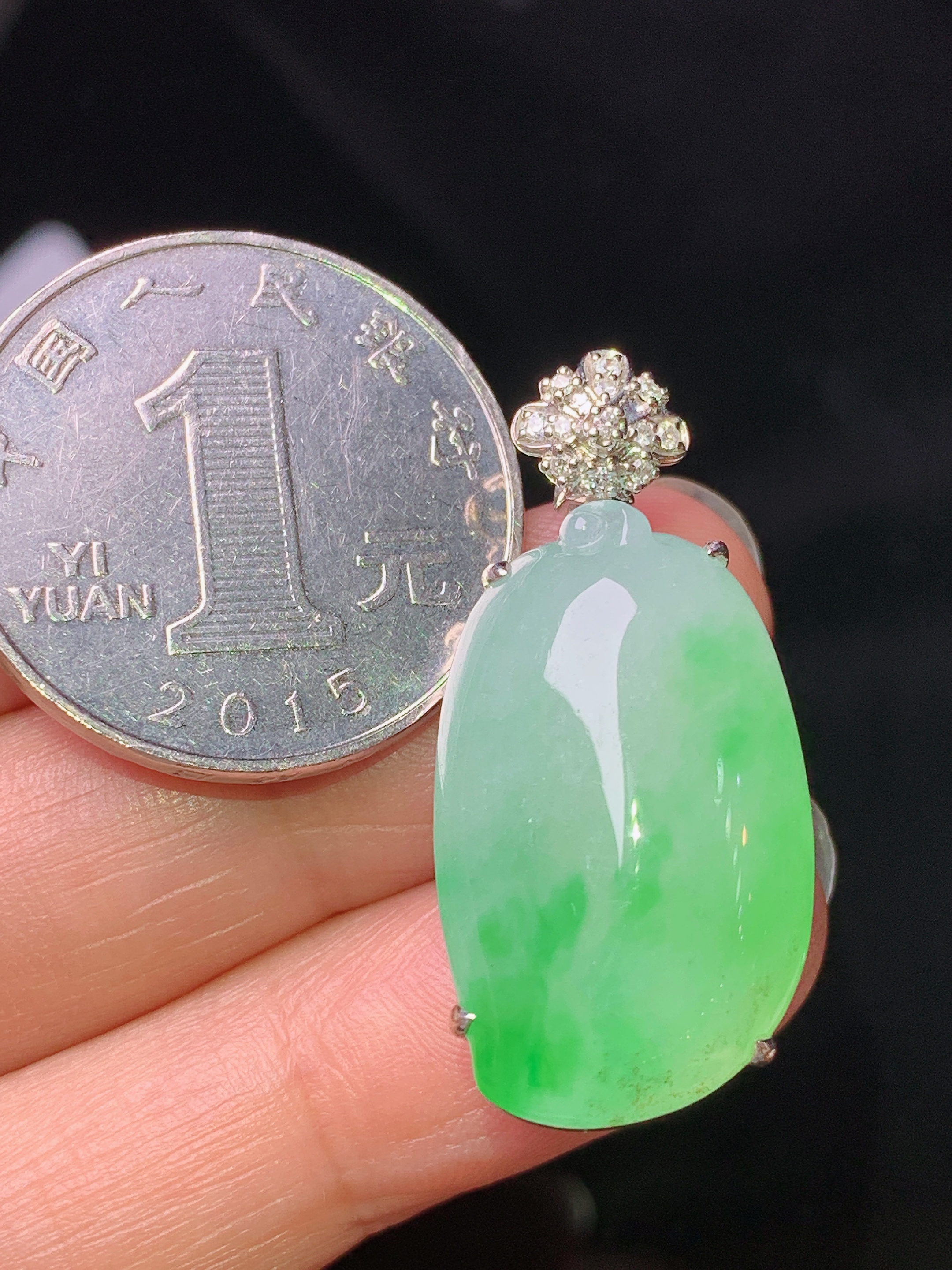 18k金钻镶嵌飘绿福瓜吊坠 玉质细腻 色泽艳丽清新 水润亮眼 整体尺寸32.6*15.2*10 j2