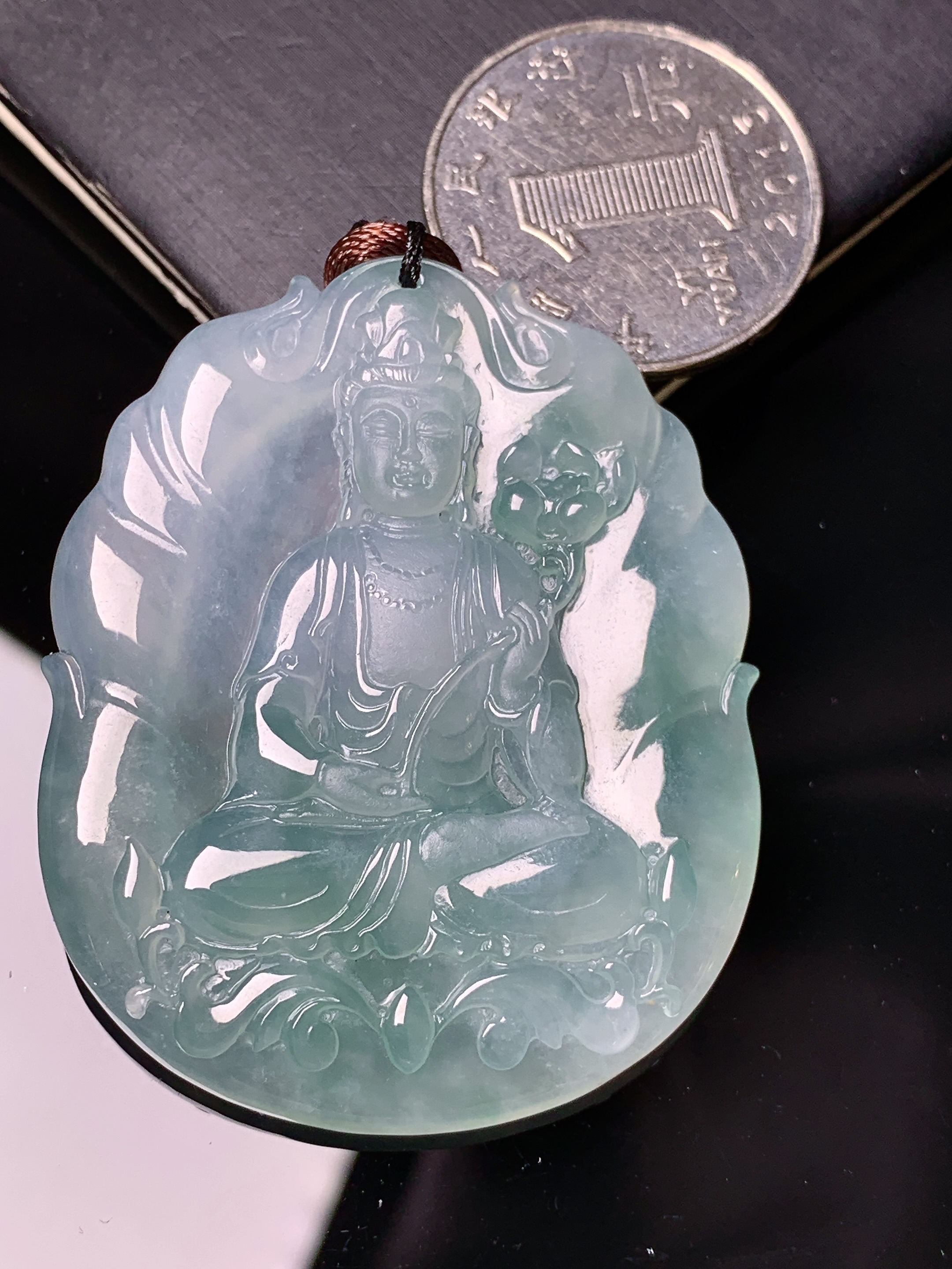 冰种观音菩萨吊坠 玉质细腻 色泽艳丽清新 水润亮眼 整体尺寸49.6*40*5.8 b2