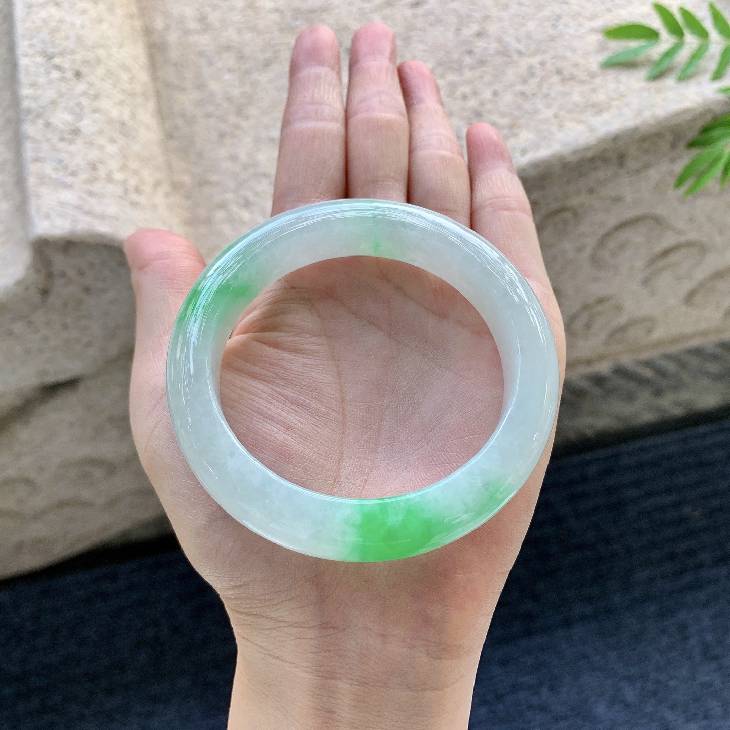 正圈55 56，圈口56.6/12.6/9.4，编码G6082214，冰糯飘阳绿，水润，种老，细腻，