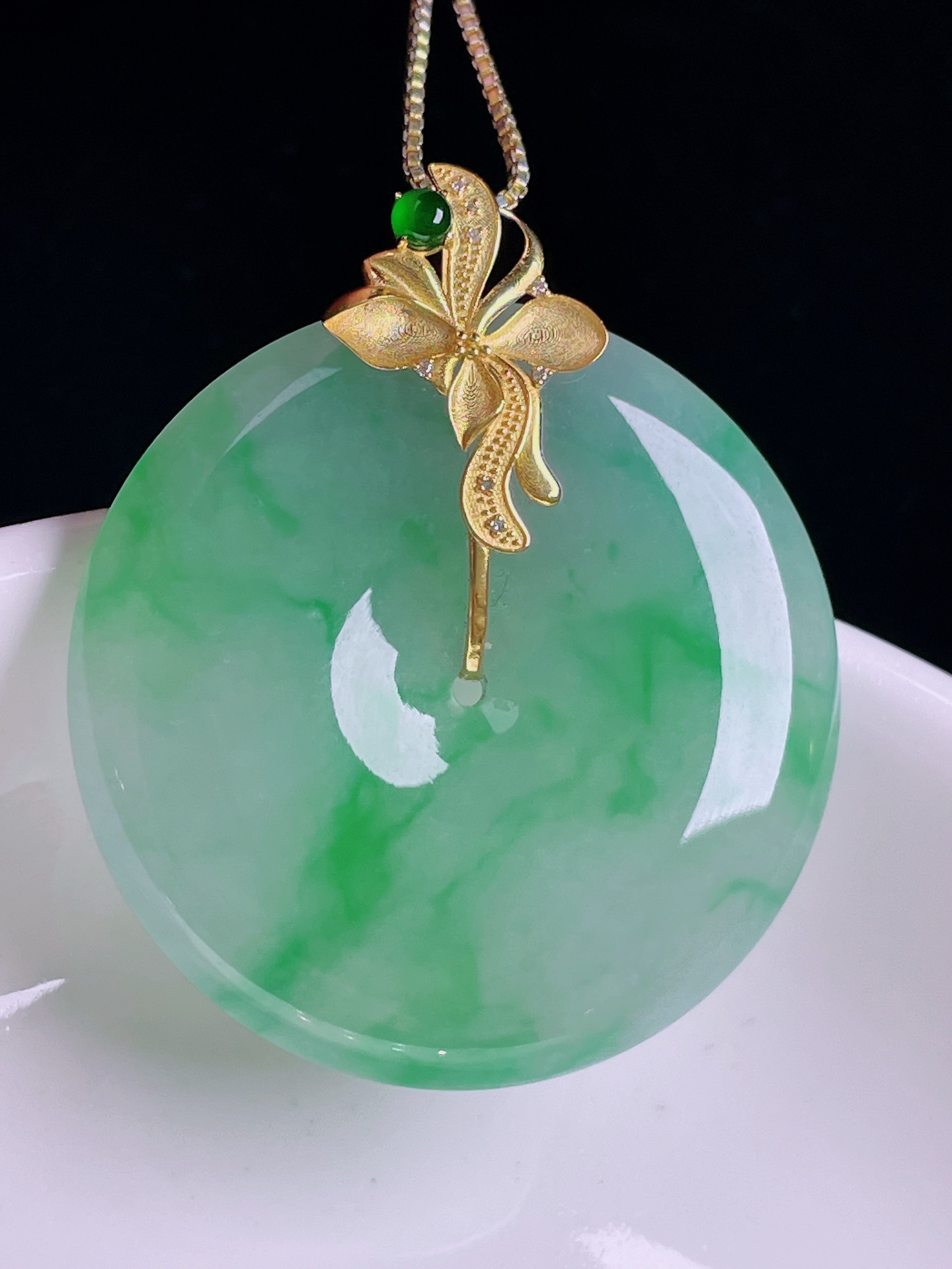 飘绿平安扣，18k镶嵌，老种起光，细底通透，尺寸：38.6裸石33.3/6mm0821