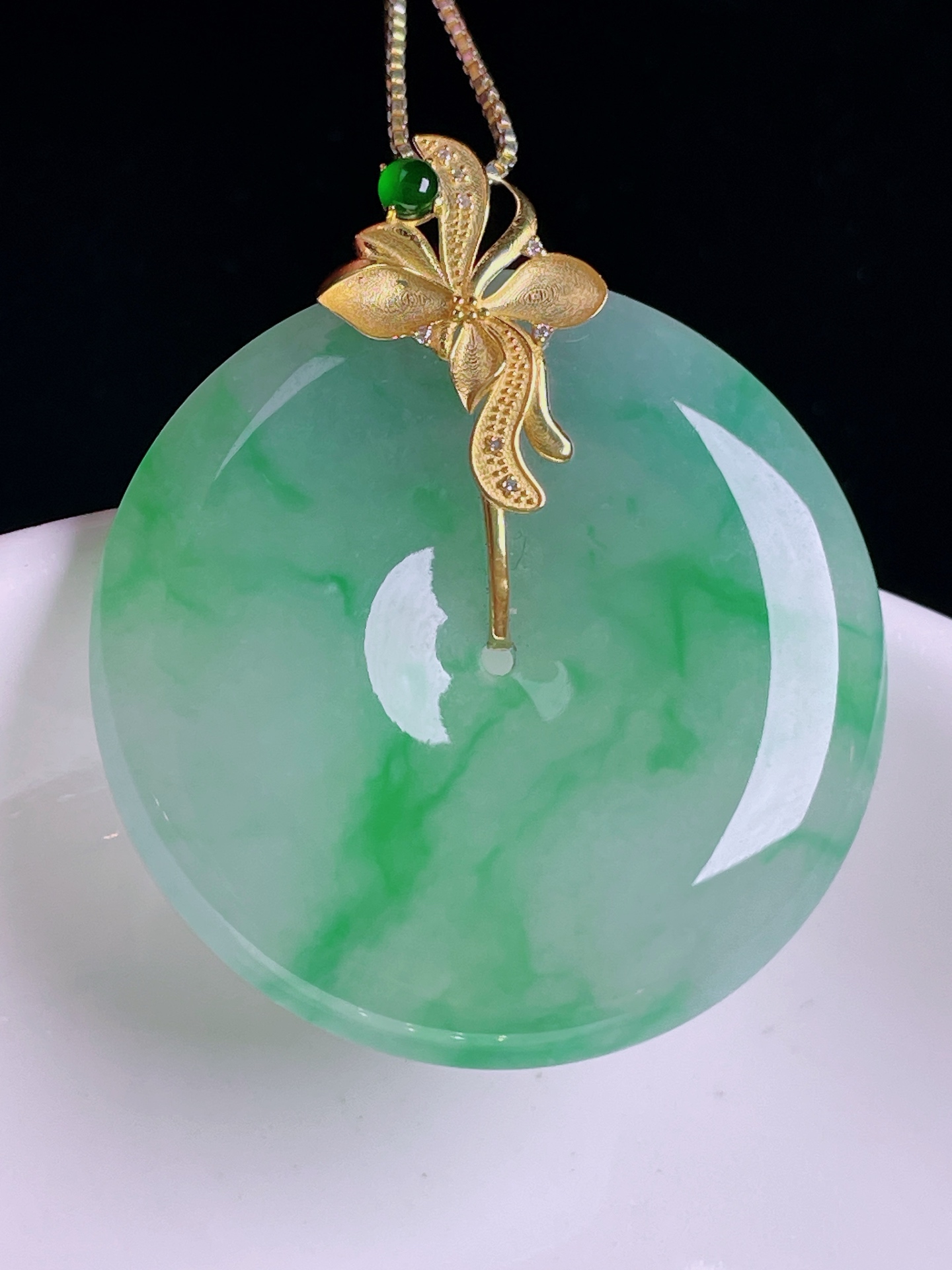 飘绿平安扣，18k镶嵌，老种起光，细底通透，尺寸：38.6裸石33.3/6mm0821