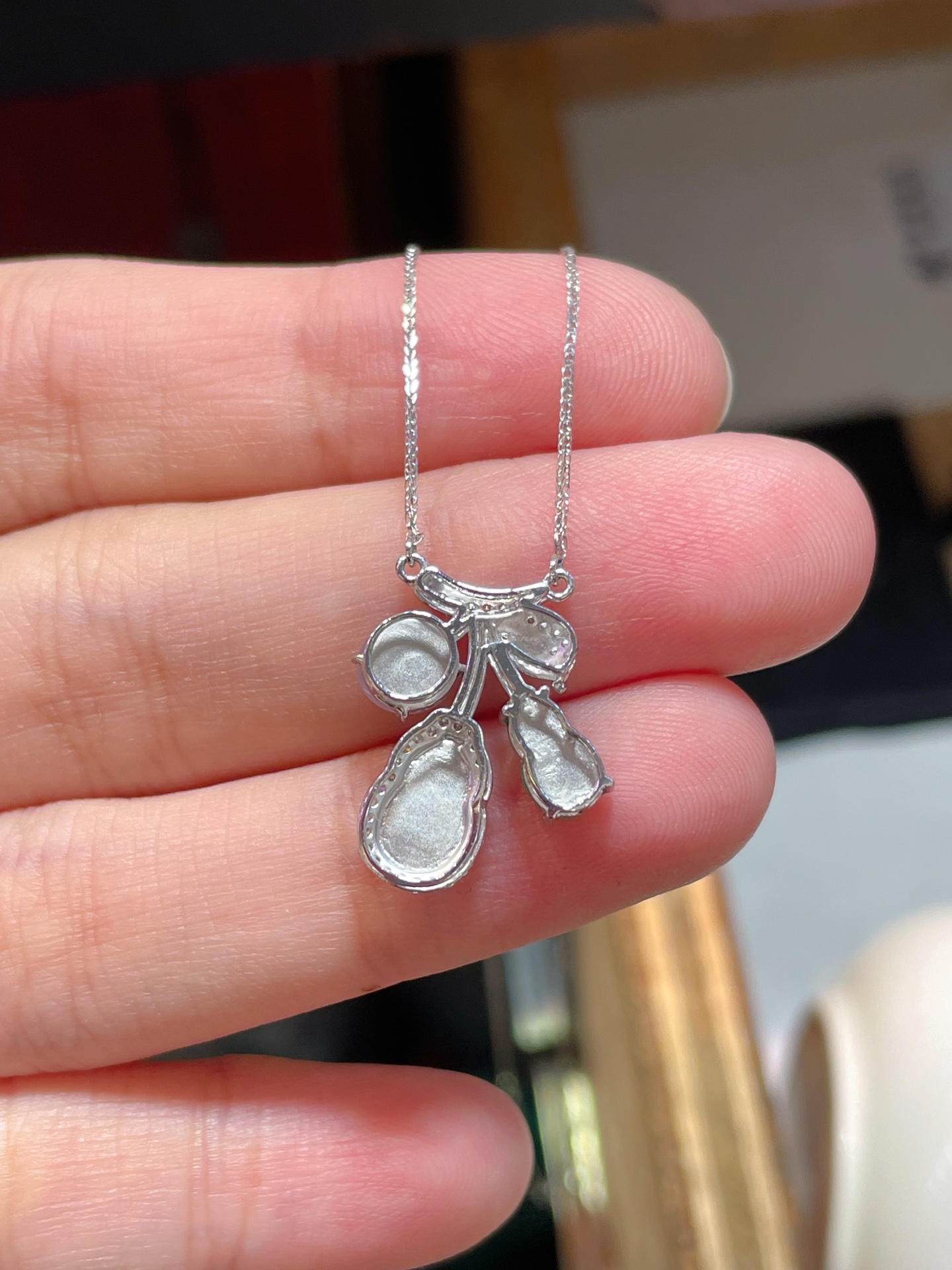 ️含18k金链子 性比 超美辣绿晚装款翡翠葫芦项链 高冰辣绿色，颗颗饱满起光，性比很高 18k金镶嵌，值得收藏，8.5-5.3-2