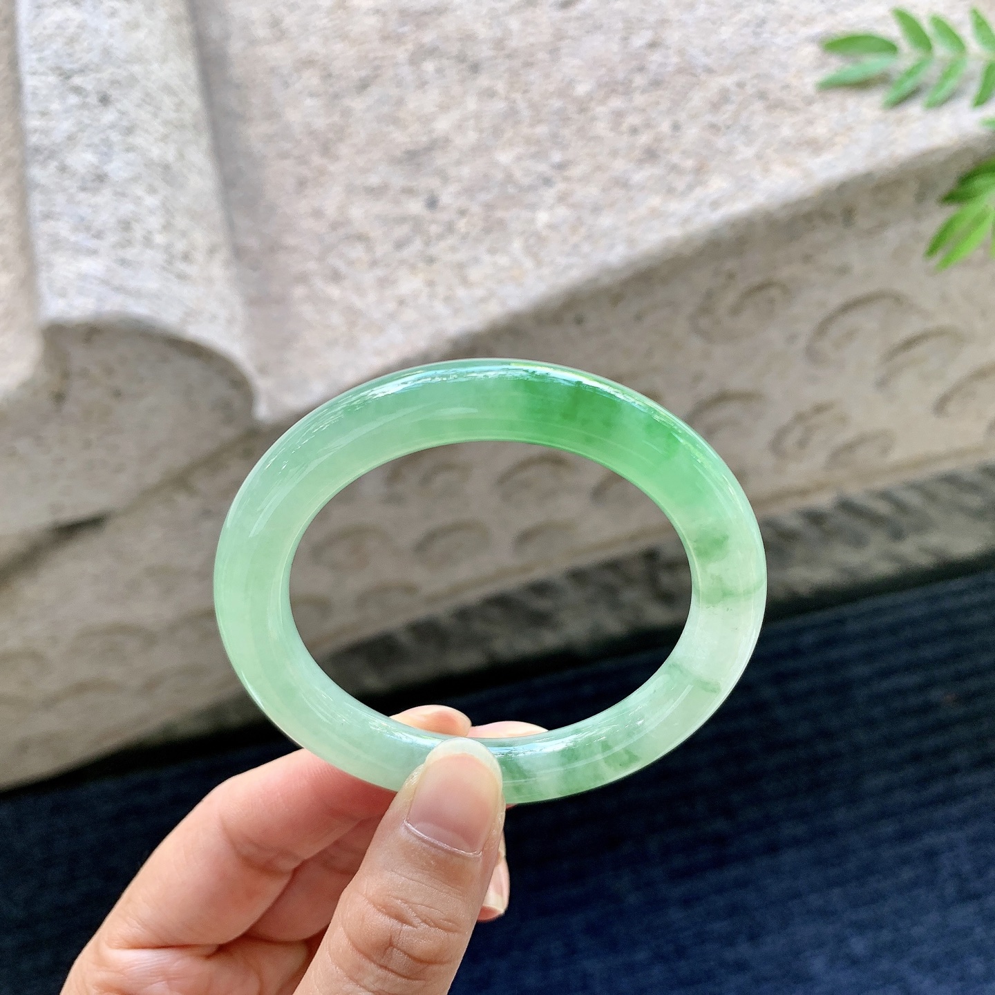 圆条50 51,圈口51.5/8.7/9,编码A1082239,描述冰糯飘辣绿，水润，种老，细腻，打灯有絮线