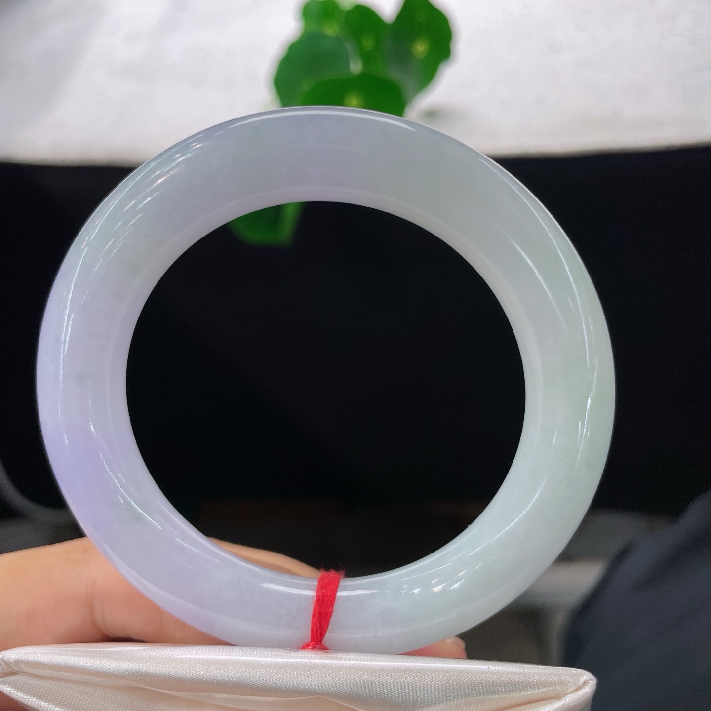 翡翠手镯，圈口55.2/11.8，胖圆条，55/56可戴，素玉凝霜，烟紫半环，无裂