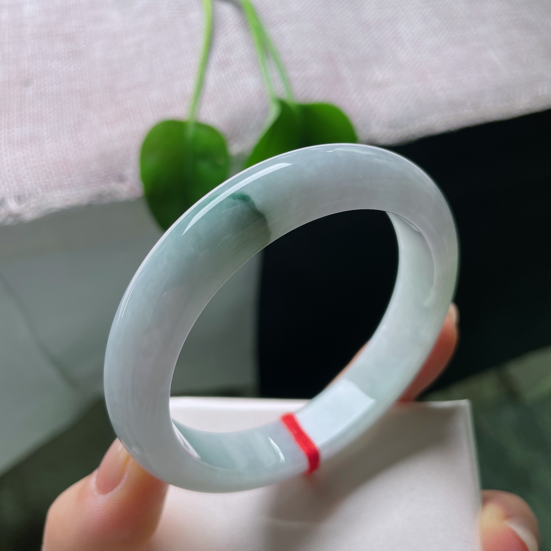 55.6/12/7.8，飘花正圈，一点晶体，光泽内敛柔和，柔光在镯面缓缓流动，没有刺眼强光，尽显玉石温润质感。ss57594a