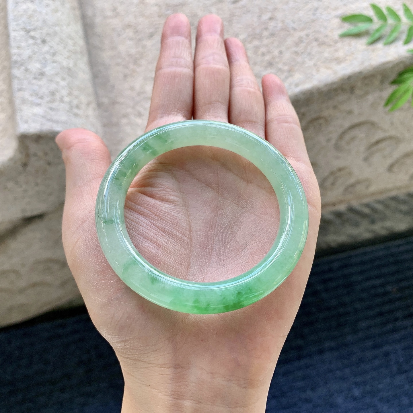 圆条50 51,圈口51.5/8.7/9,编码A1082239,描述冰糯飘辣绿，水润，种老，细腻，打灯有絮线