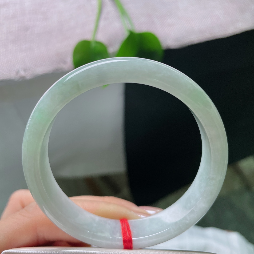 绿底正圈，有棉线，玉质细腻温润，水头通透，质地匀净观感清润舒服，自带淡淡的水光感。ss57599a