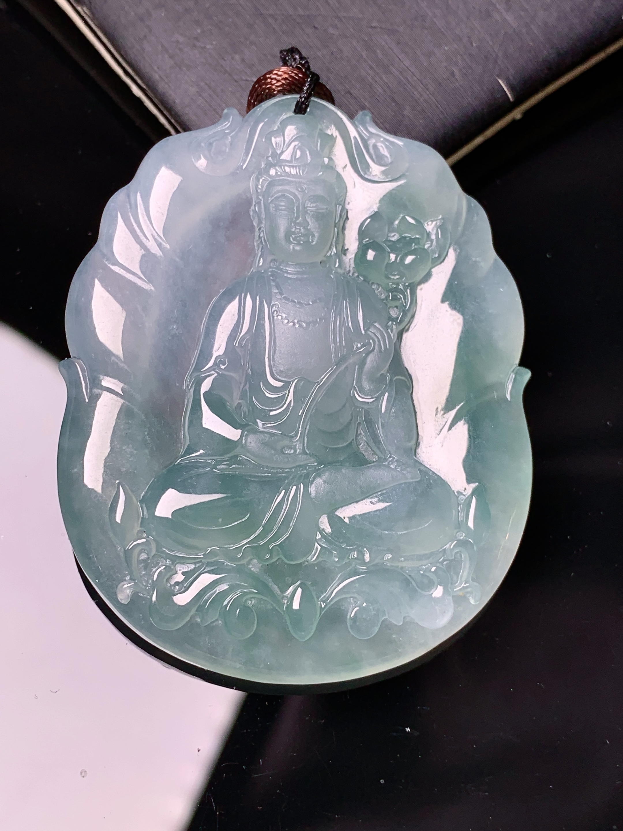 冰种观音菩萨吊坠 玉质细腻 色泽艳丽清新 水润亮眼 整体尺寸49.6*40*5.8 b2