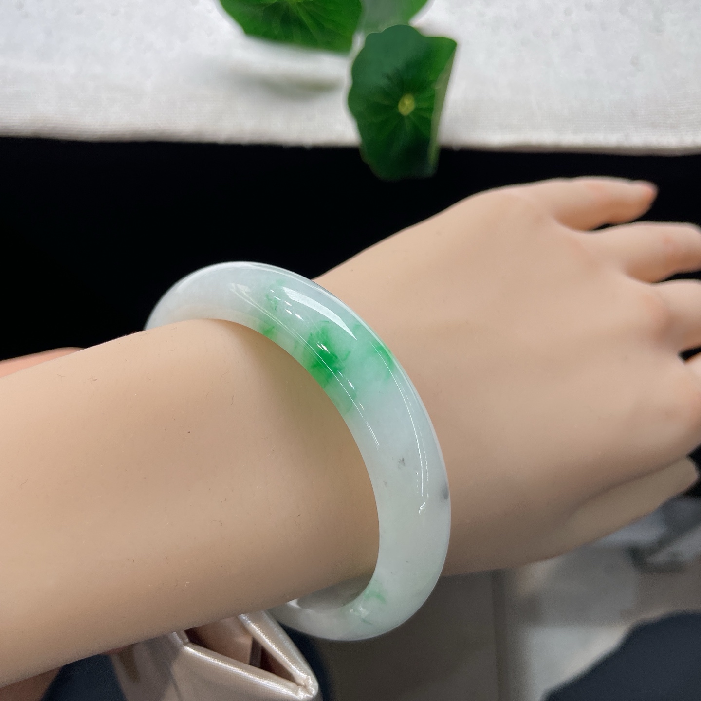 翡翠手镯 圈口54.3/12.5/8.0，白底青正圈，53/54可戴，素玉凝清辉，翠影落玉环，无裂。