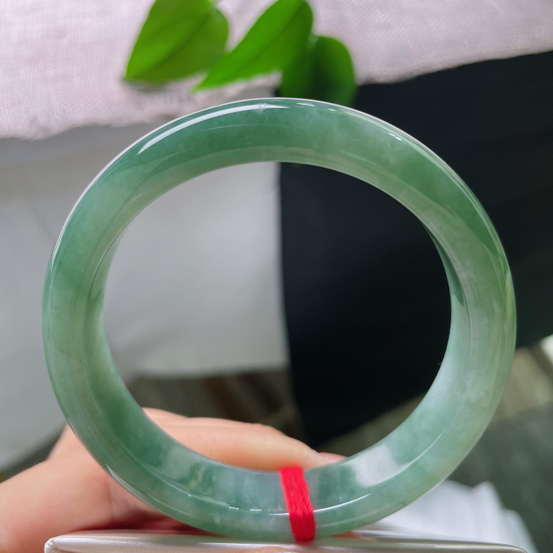绿底正圈，玉质细腻紧实，水头通透，自带幽幽胶感，玉料质感沉稳厚实。ss57572a