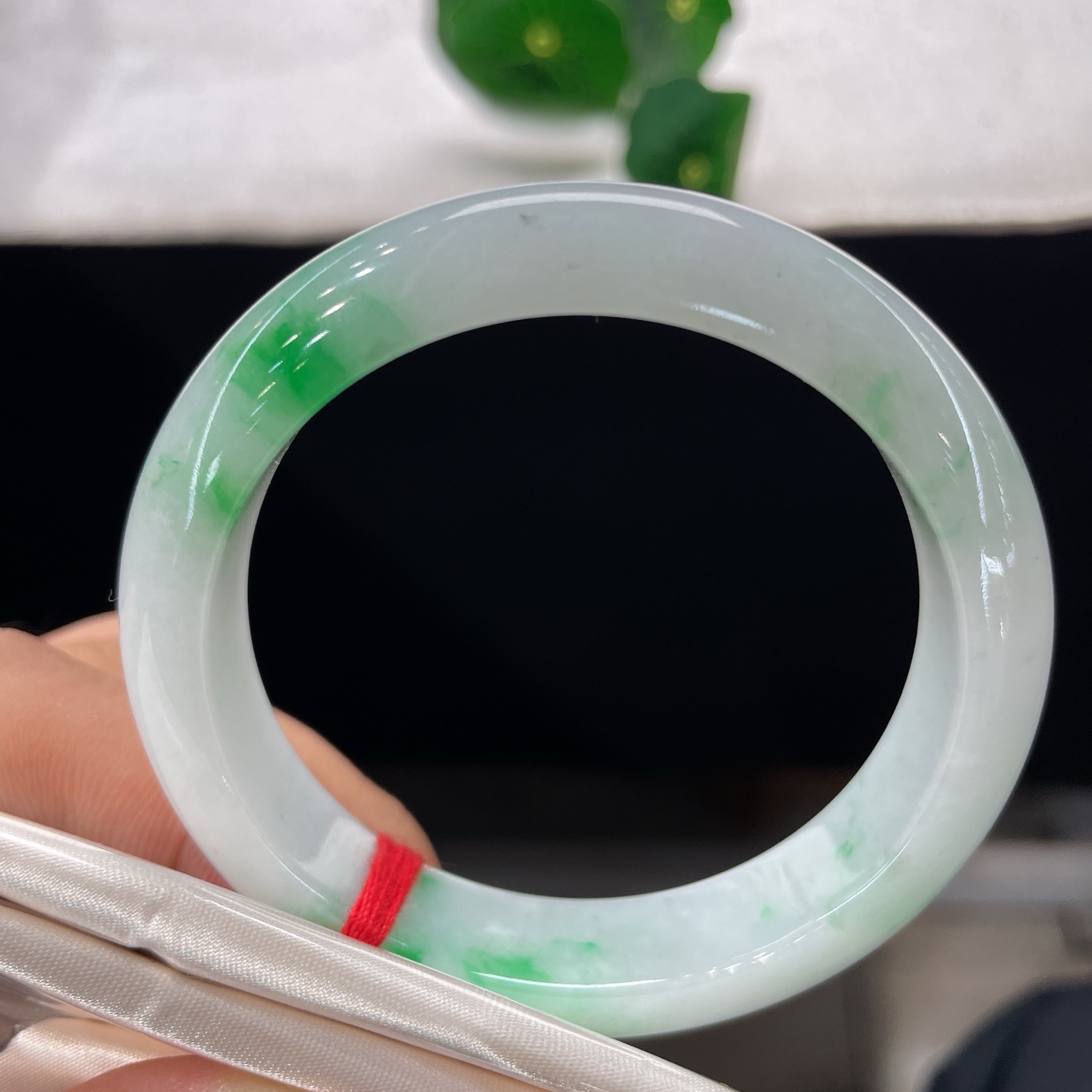 翡翠手镯 圈口54.3/12.5/8.0，白底青正圈，53/54可戴，素玉凝清辉，翠影落玉环，无裂。