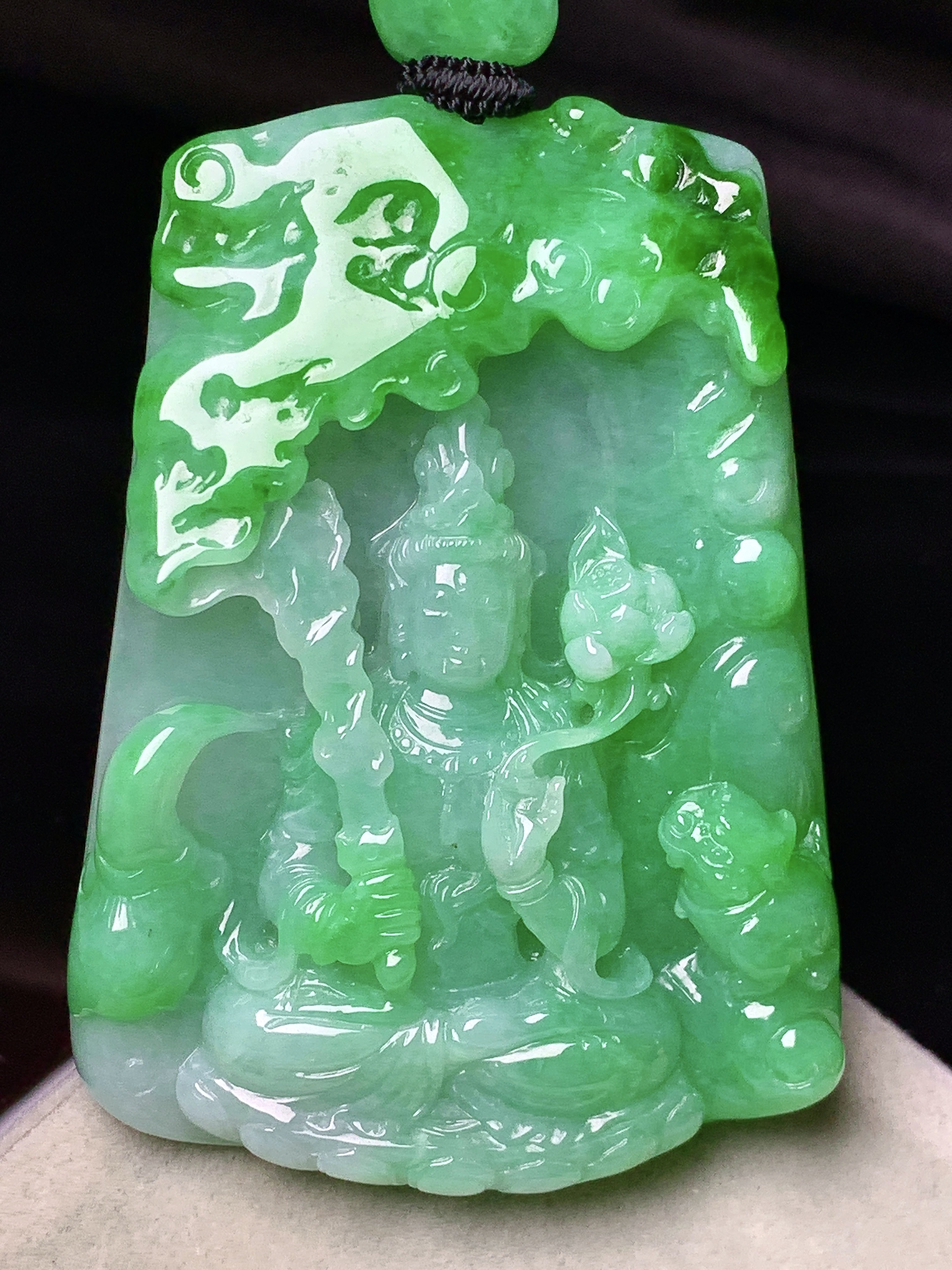 阳绿度母观音菩萨吊坠 玉质细腻 色泽艳丽清新 水润亮眼 整体尺寸57.6*41.5*10.6 w1