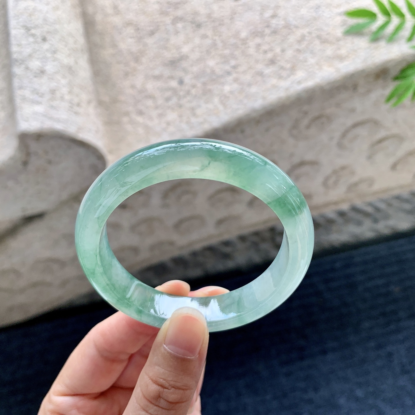 正圈51 52，圈口52.4/11.7/7.6，编码WW082242，描述冰糯飘绿，水润，种老，细腻，无裂