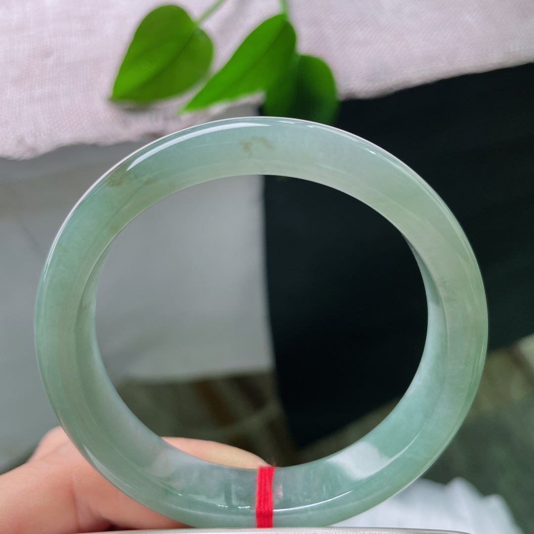 绿底正圈，洒金，清幽的湖调绿色，没有艳丽刺眼的色调，自带低调沉稳的清冷气质。ss57574a