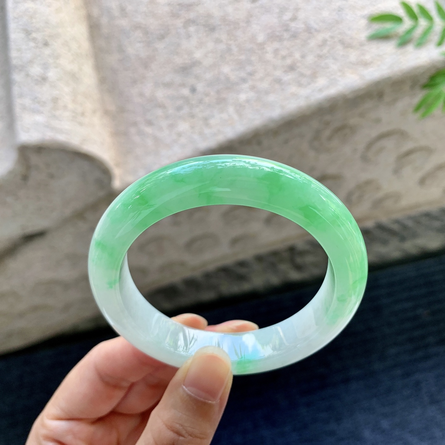正圈52 53,圈口53/12/8.5,编码G9082222,描述糯冰阳绿，水润，种老，细腻，无裂
