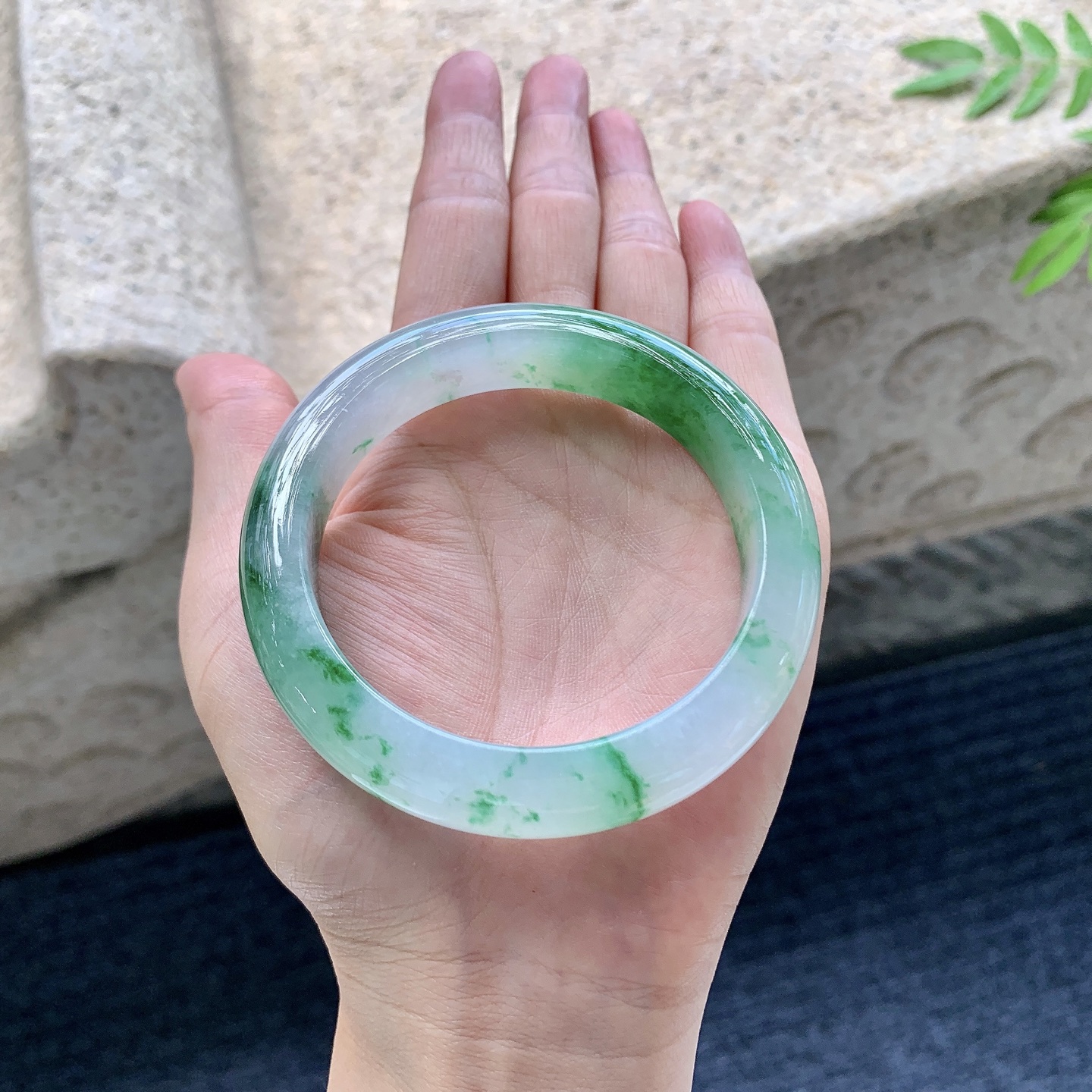 正圈55 56,圈口56.2/12.6/9,编码Q7082237,冰糯飘绿，水润，种老，细腻，打灯有棉线