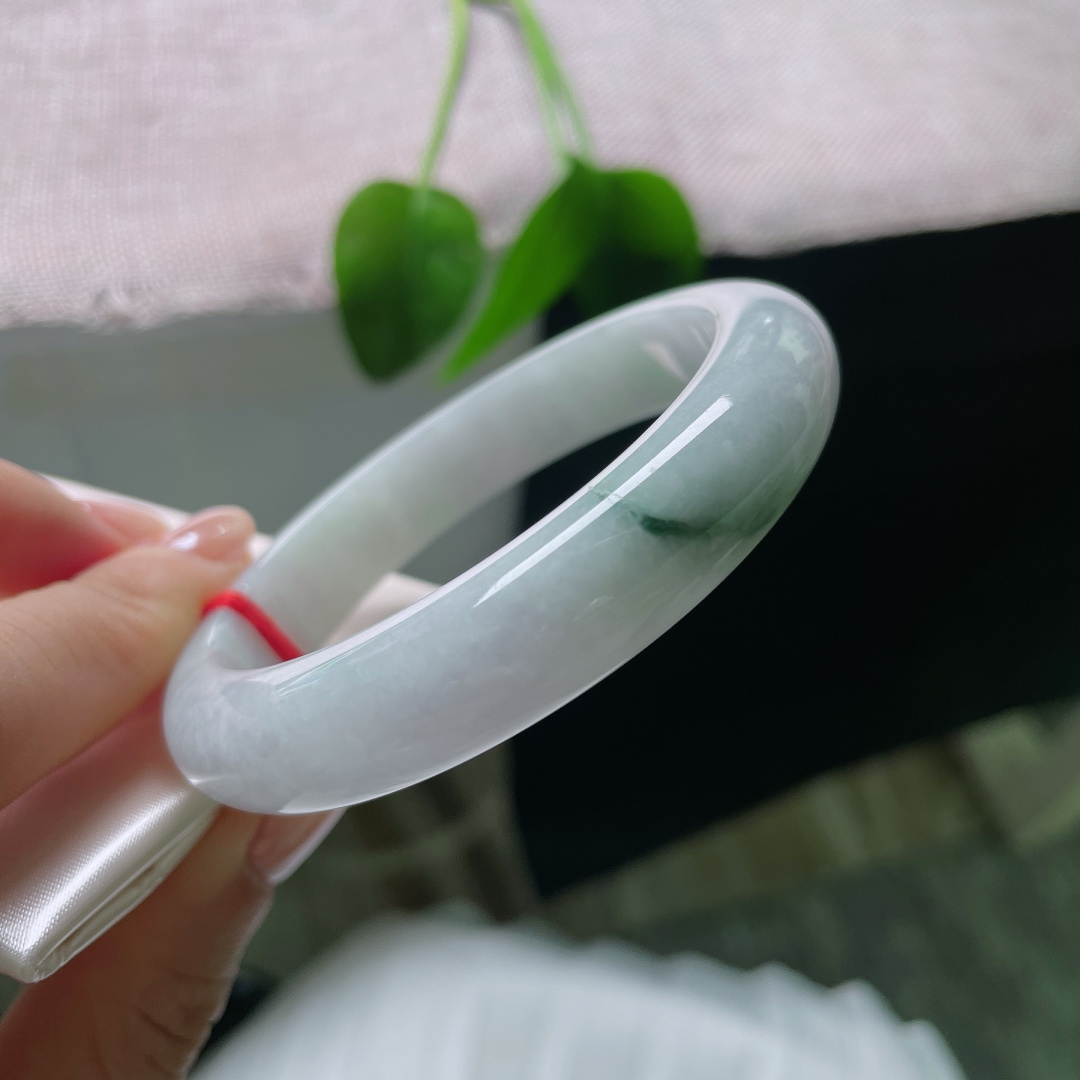 55.6/12/7.8，飘花正圈，一点晶体，光泽内敛柔和，柔光在镯面缓缓流动，没有刺眼强光，尽显玉石温润质感。ss57594a