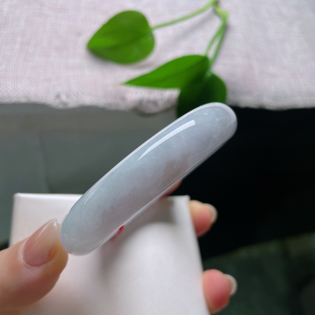 54/12.6/7.4，有棉线，紫底正圈，光线流转在镯身之上，泛着淡淡的柔光。ss57584a