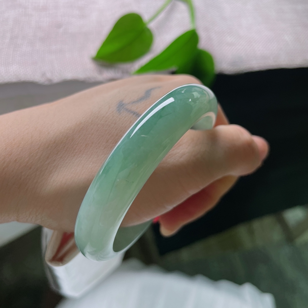绿底正圈，镯身色彩过渡自然，由深青慢慢晕染到浅调，层次丰富，耐人细细品味。ss57576a
