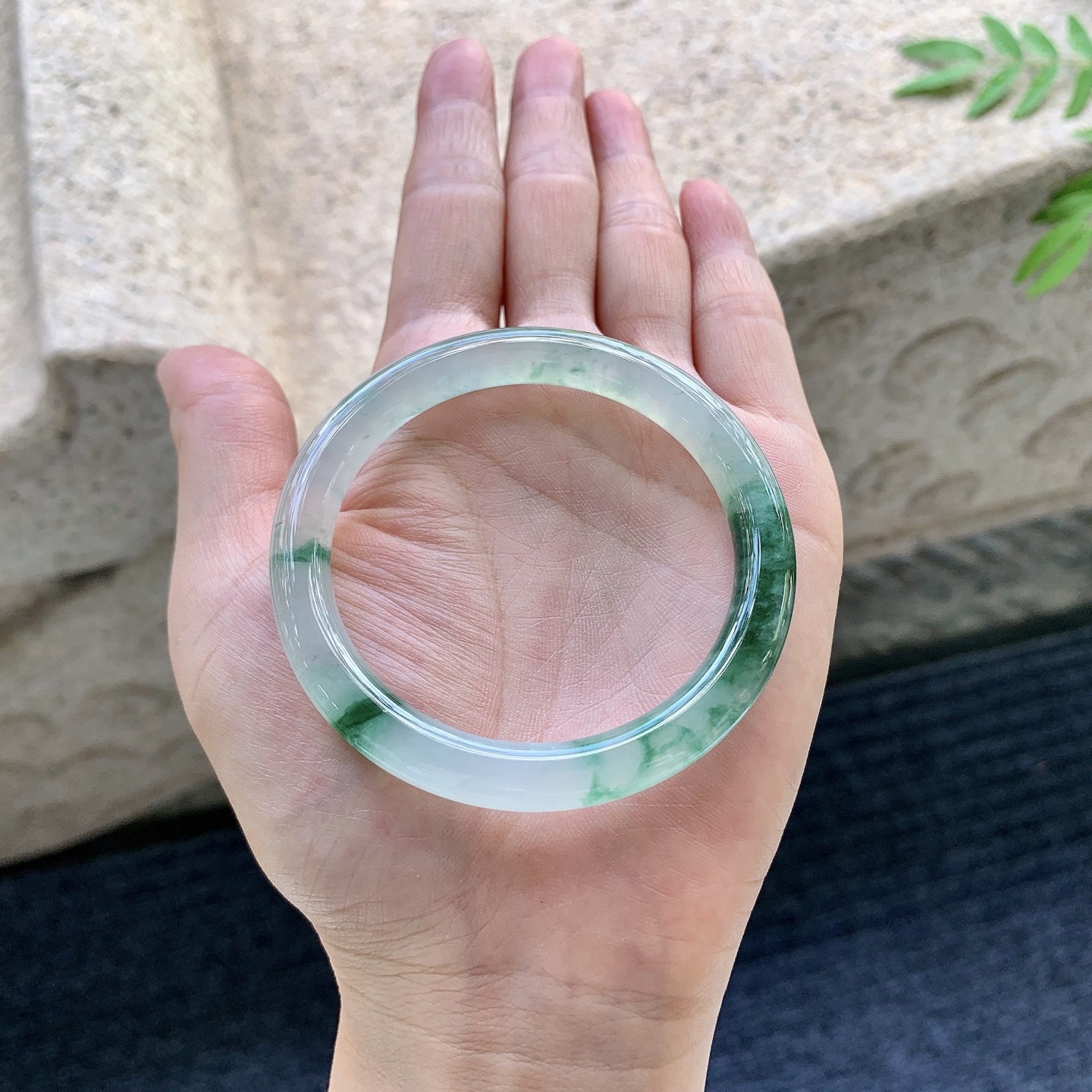 圆条50 51,圈口51/7.6/7.6,编码G9082228,冰糯飘绿，水润，种老，细腻，打灯有纹线