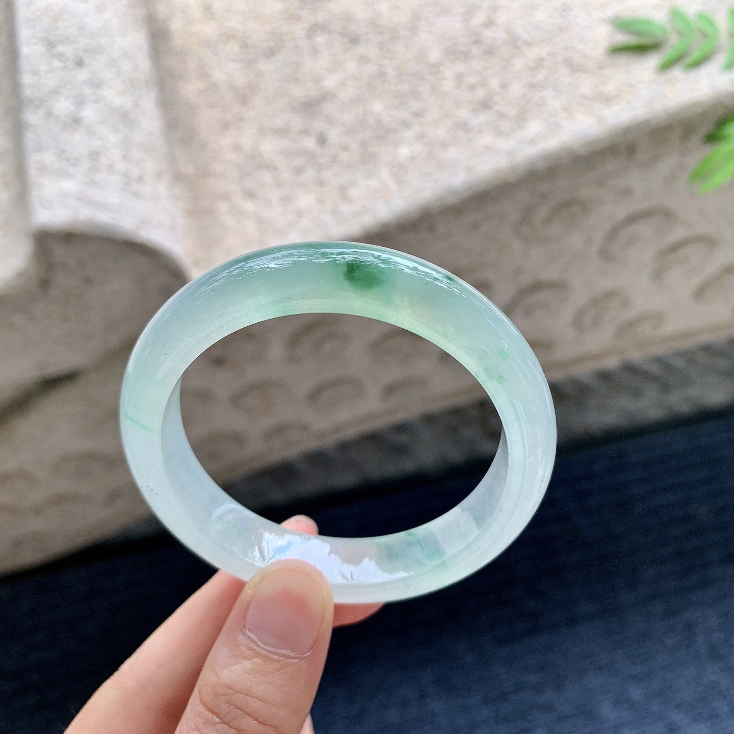 正圈51 52，圈口52.8/11.7/8，编码NK082220，描述冰飘绿，清透，水润，种老，细腻，打灯有纹线