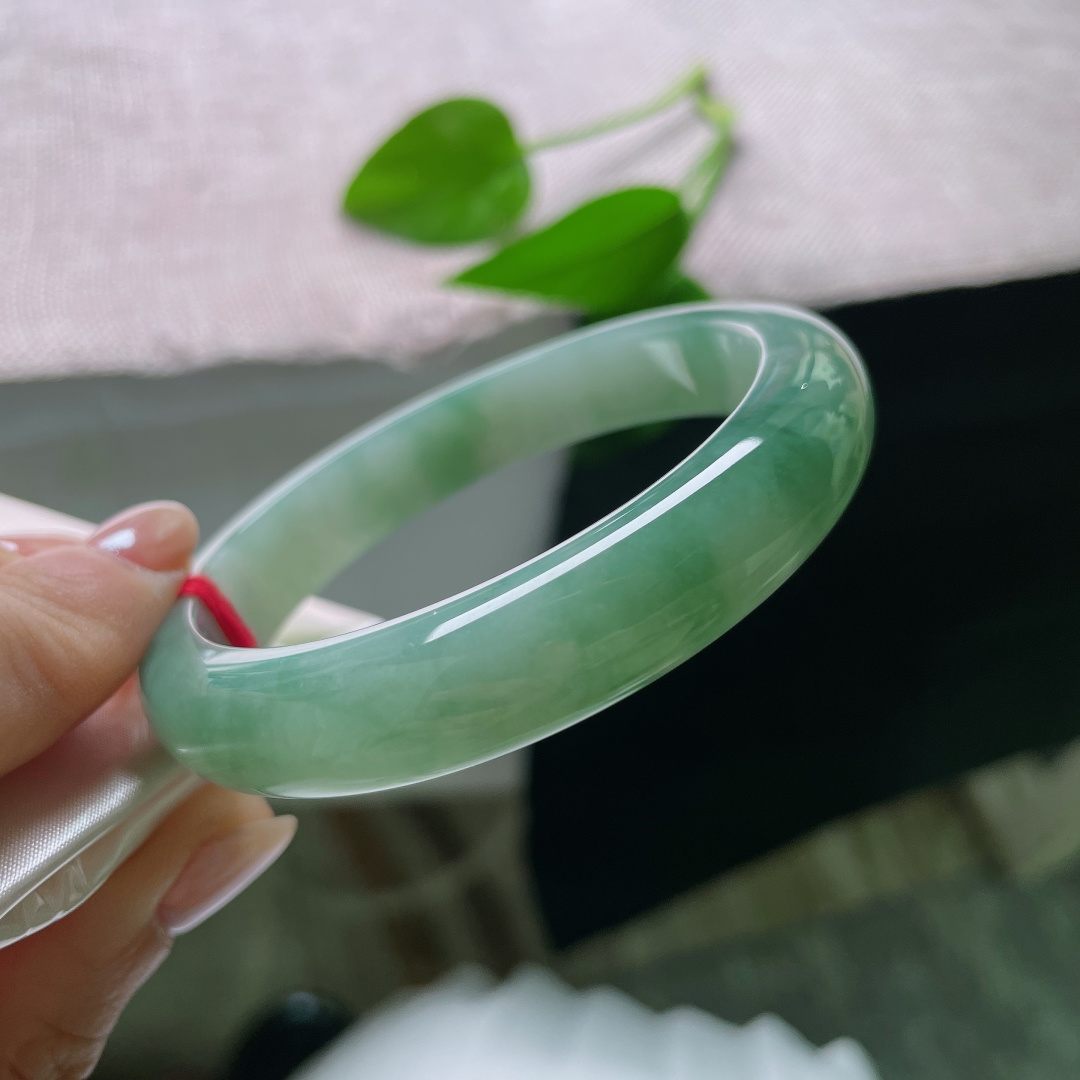 绿底正圈，色调沉稳百搭，适配多种穿搭，上手衬得人端庄大气，气场温润。ss57571a