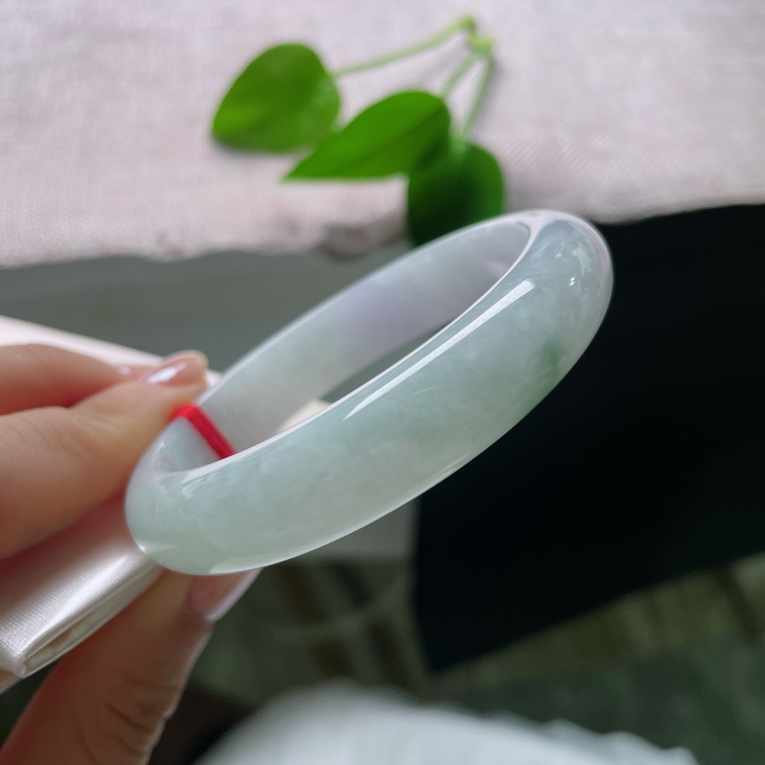 54.8/12.3/8.7，有裂，紫底正圈，清浅的淡冰底色，自带柔和朦胧的玉质光泽，看上去温润雅致。ss57592a