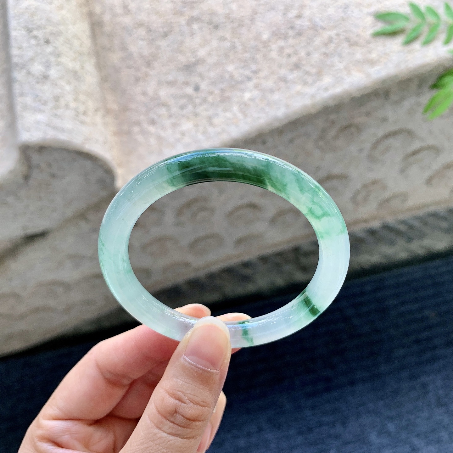 圆条50 51,圈口51/7.6/7.6,编码G9082228,冰糯飘绿，水润，种老，细腻，打灯有纹线