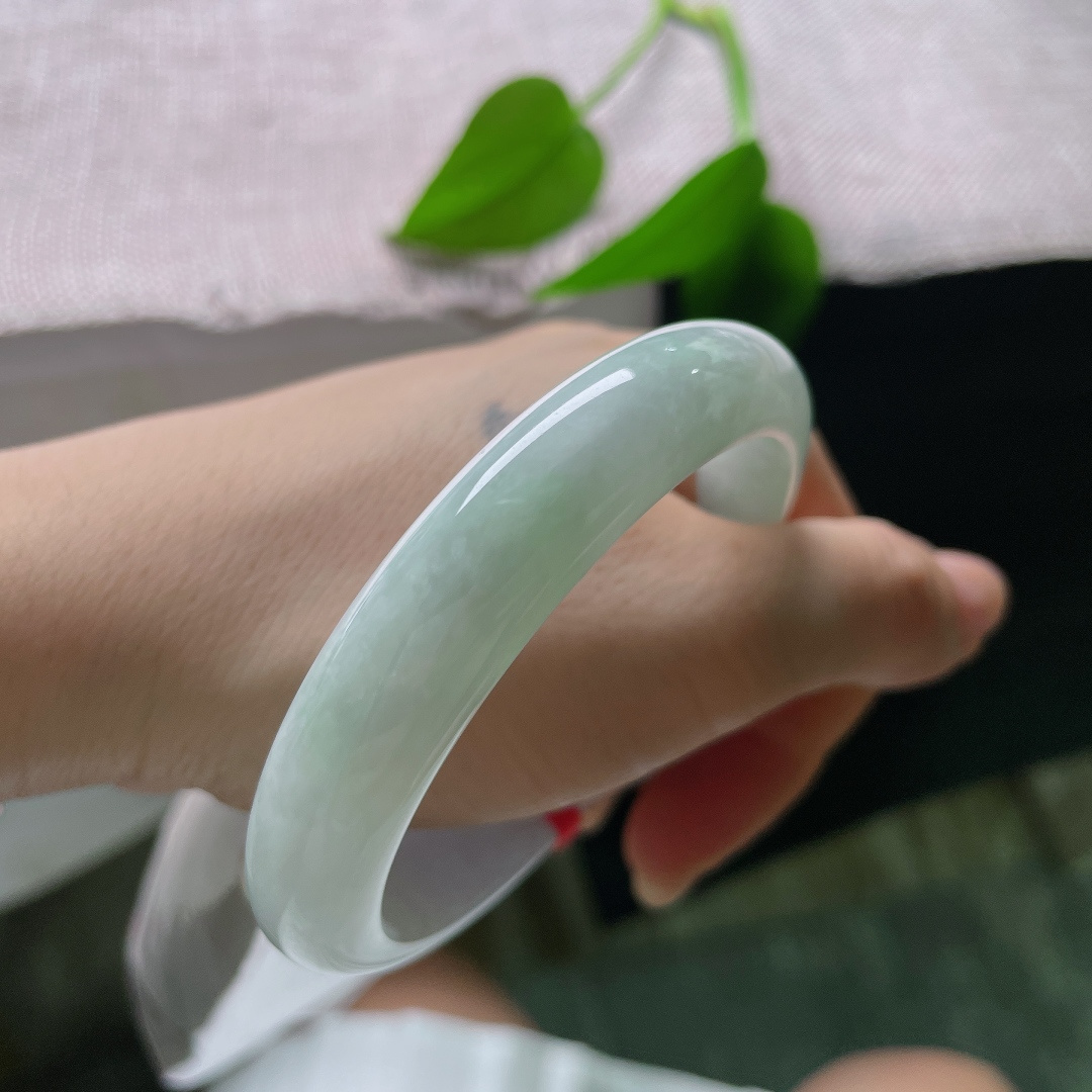 紫底正圈，素面无雕花的简约设计，经典耐看，不容易过时。皮纹，ss57589a