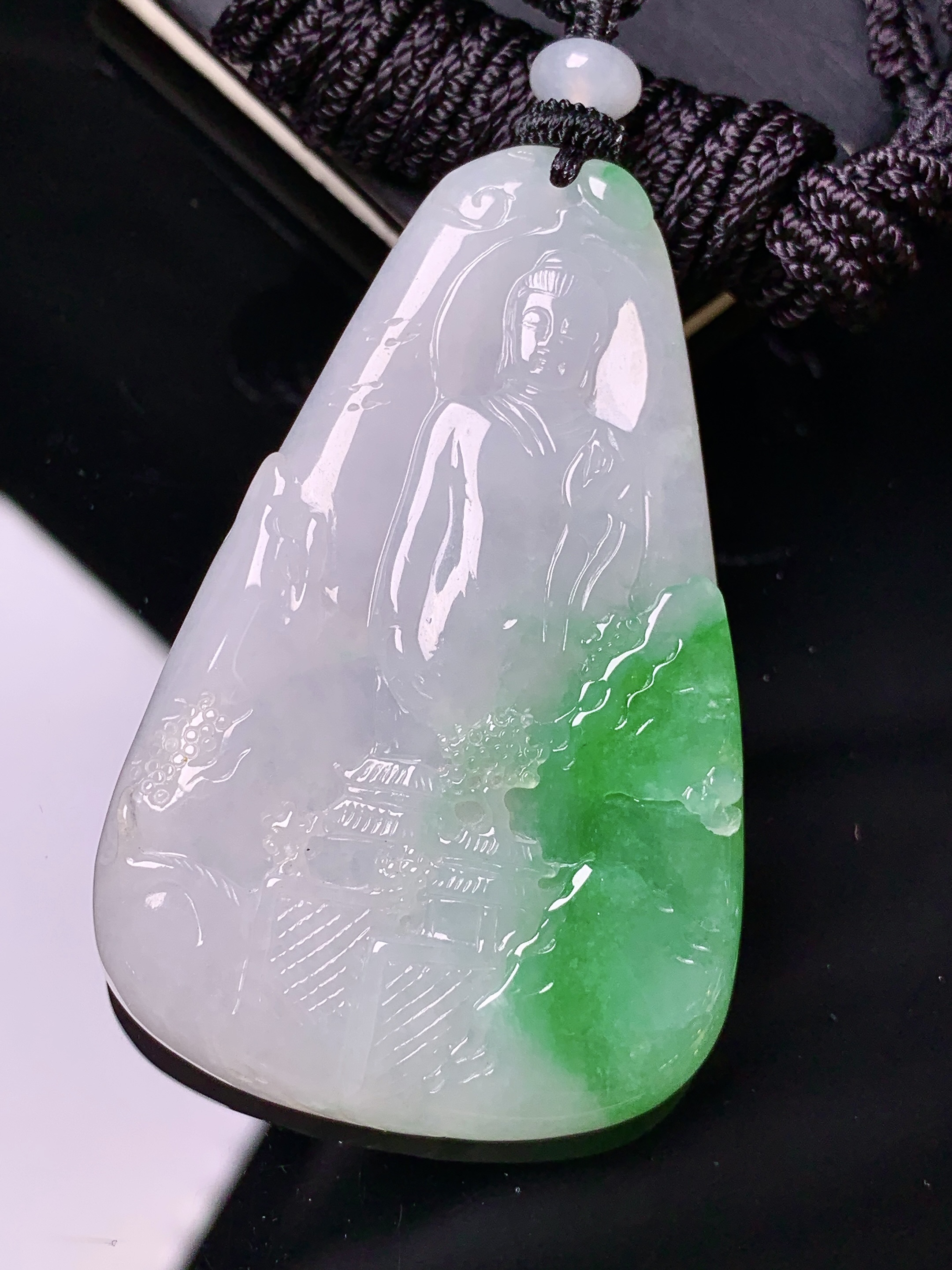 飘绿山水观音牌吊坠 玉质细腻 色泽艳丽清新 水润亮眼 整体尺寸54.5*35.2*5.6 w1