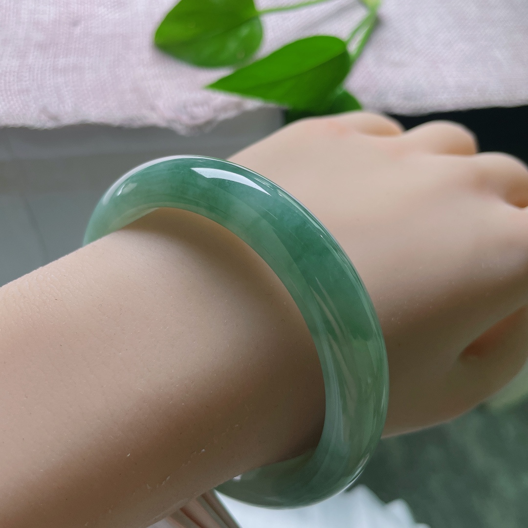 绿底正圈，色调沉稳百搭，适配多种穿搭，上手衬得人端庄大气，气场温润。ss57571a