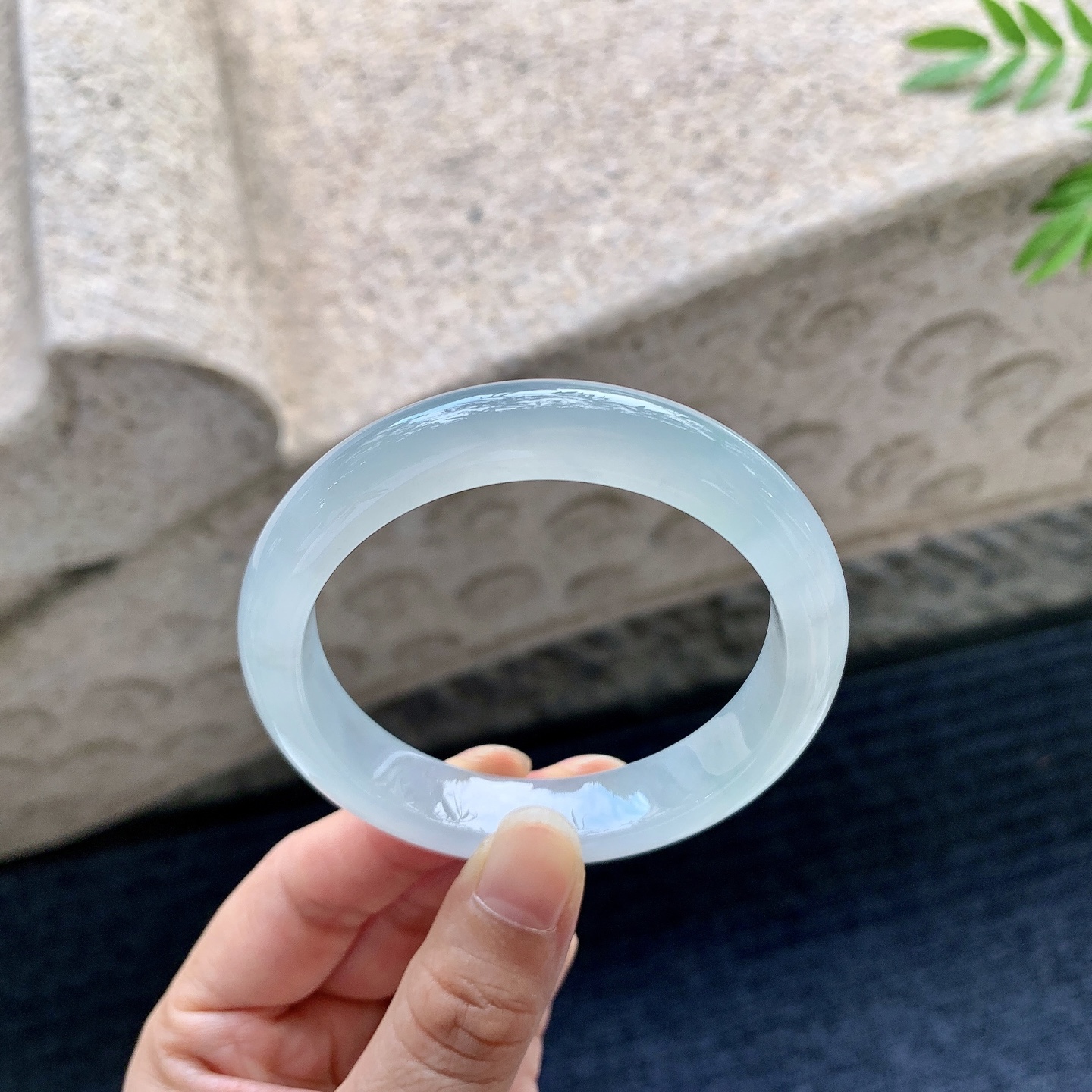 正圈53 54，圈口54.3/11.5/8，编码W6082232，糯冰底色，水润，种老，细腻，打灯有棉线