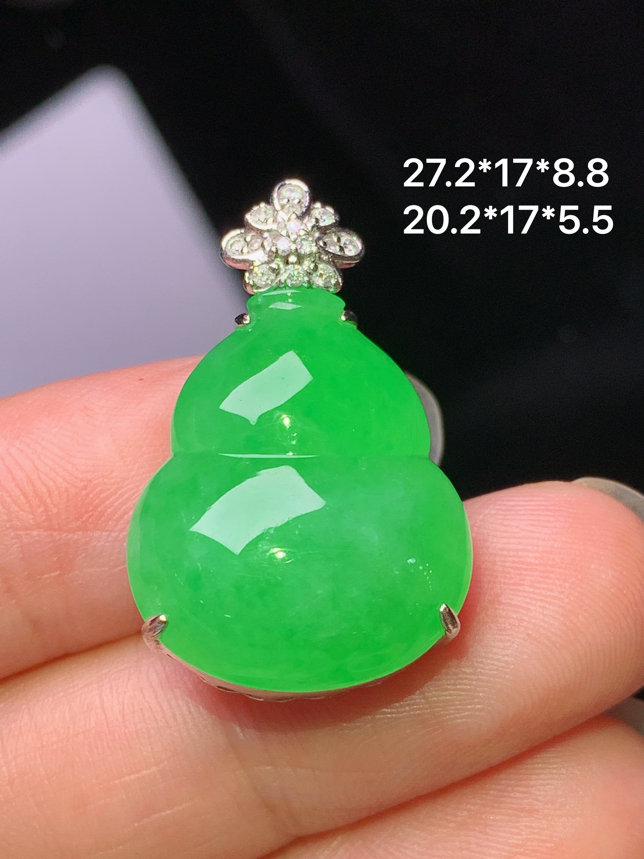 18k金钻镶嵌阳绿葫芦吊坠 玉质细腻 色泽艳丽清新 水润亮眼 整体尺寸27.2*17*8.8 L2