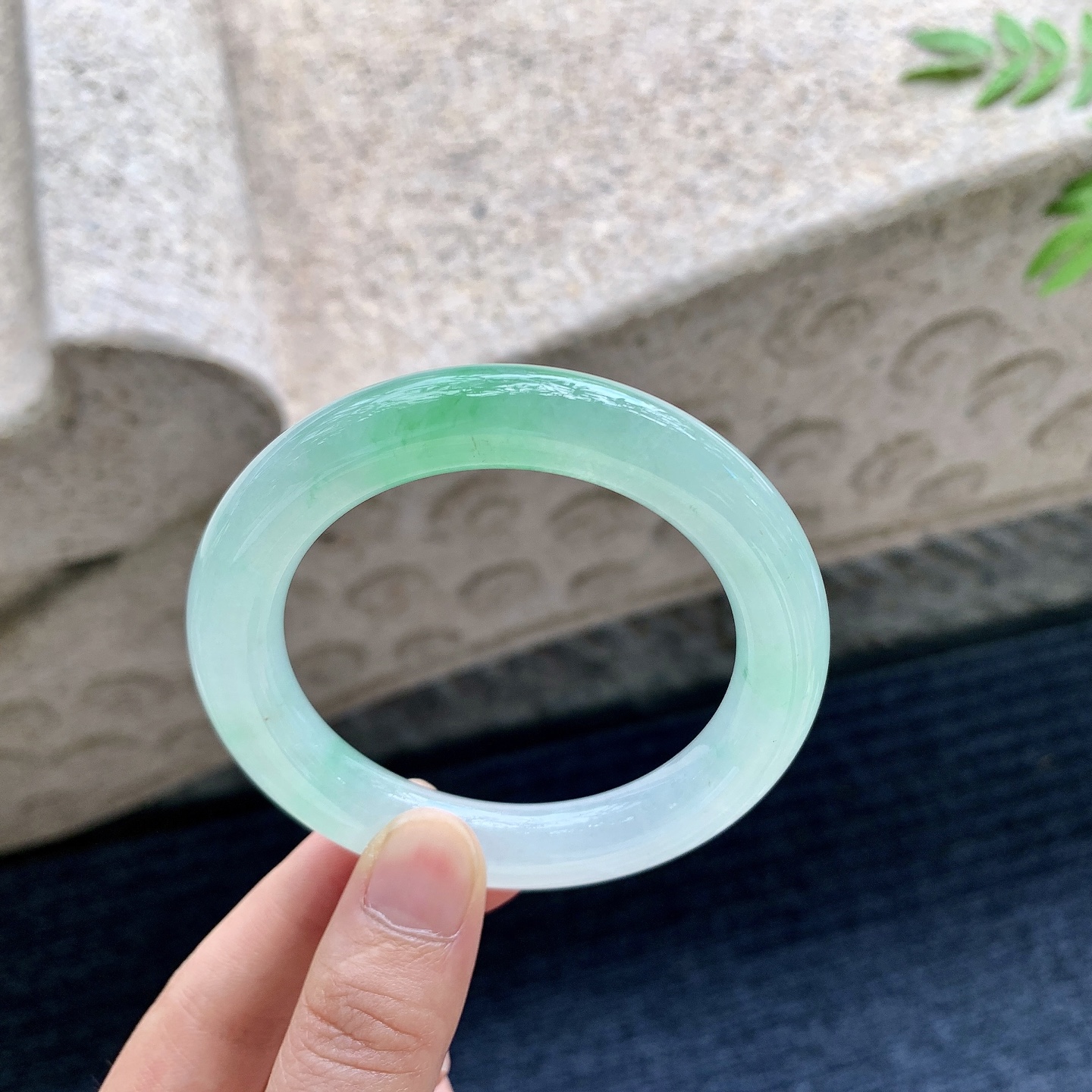 圆条52 53,圈口53.2/10.6/11,编码B2082269,描述糯冰飘绿，水润，种老，细腻，打灯有棉线