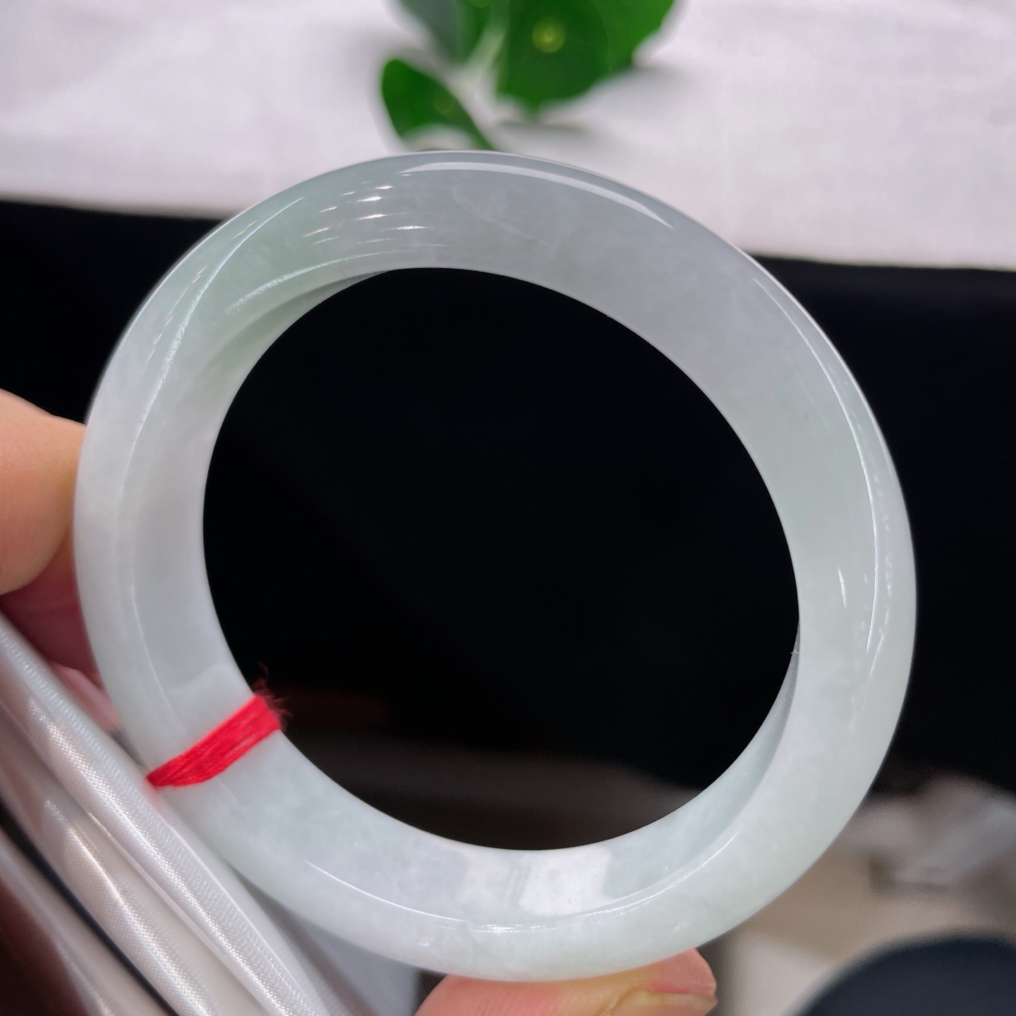翡翠手镯 口54.5/12.3/8.3，细糯正圈，54/55可戴，仿若薄雾绕林，质地澄澈温润。清浅玉色似山间朝露。