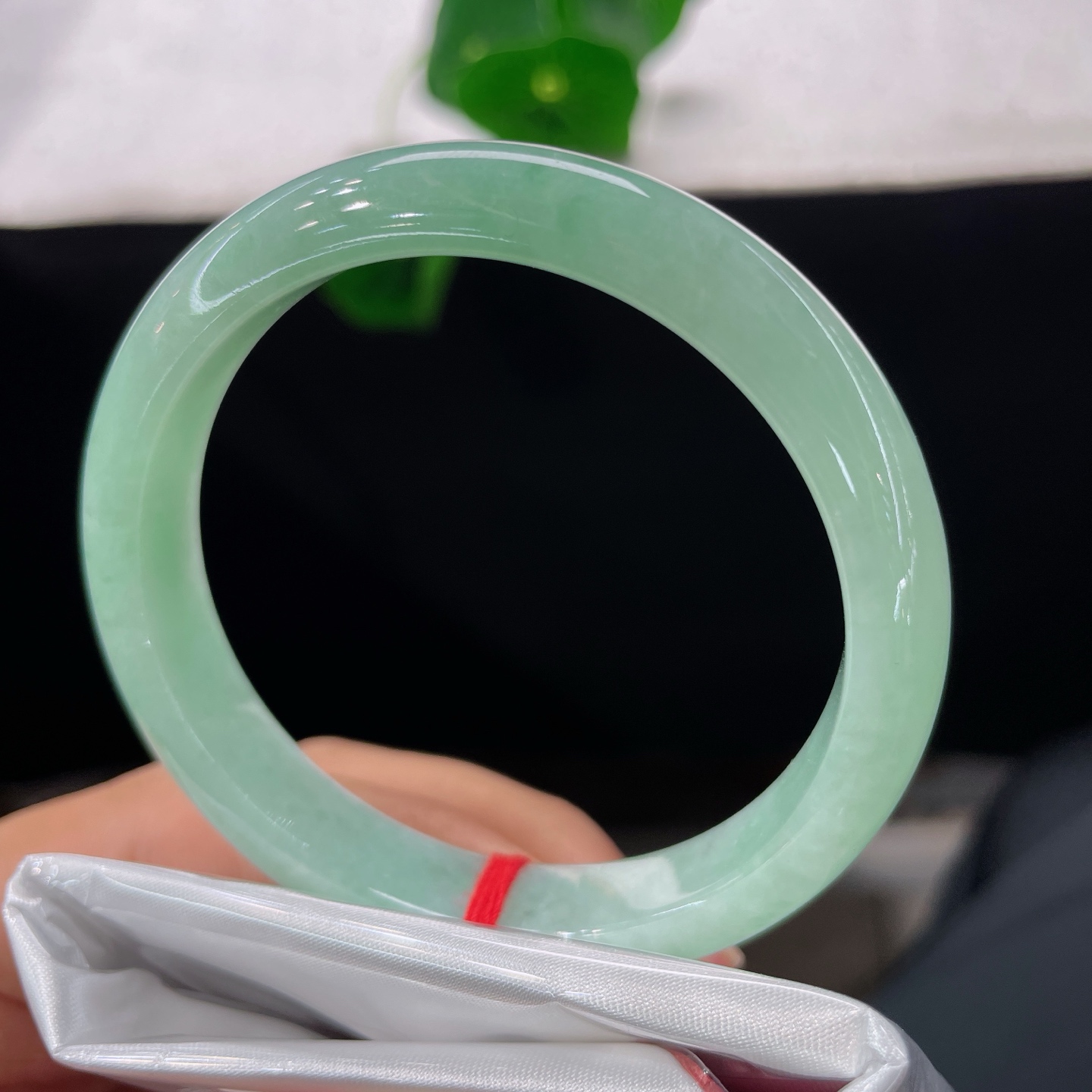 翡翠手镯 圈口55.1/10.6/7.1，满色苹果绿正圈，54/55可戴，润玉含青韵，环间藏春风无裂