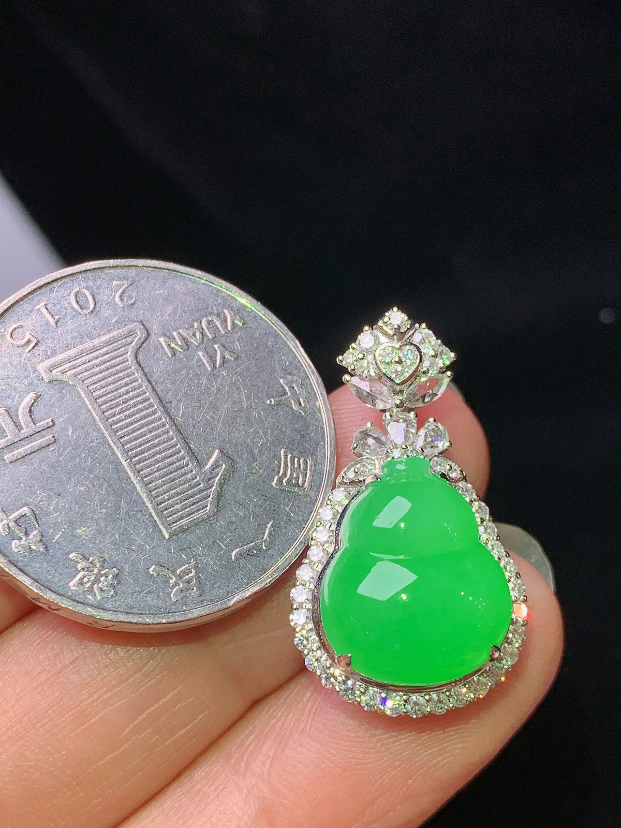 18k金钻镶嵌冰阳绿葫芦吊坠 玉质细腻 色泽艳丽清新 水润亮眼 整体尺寸25.8*14.8*10 h1