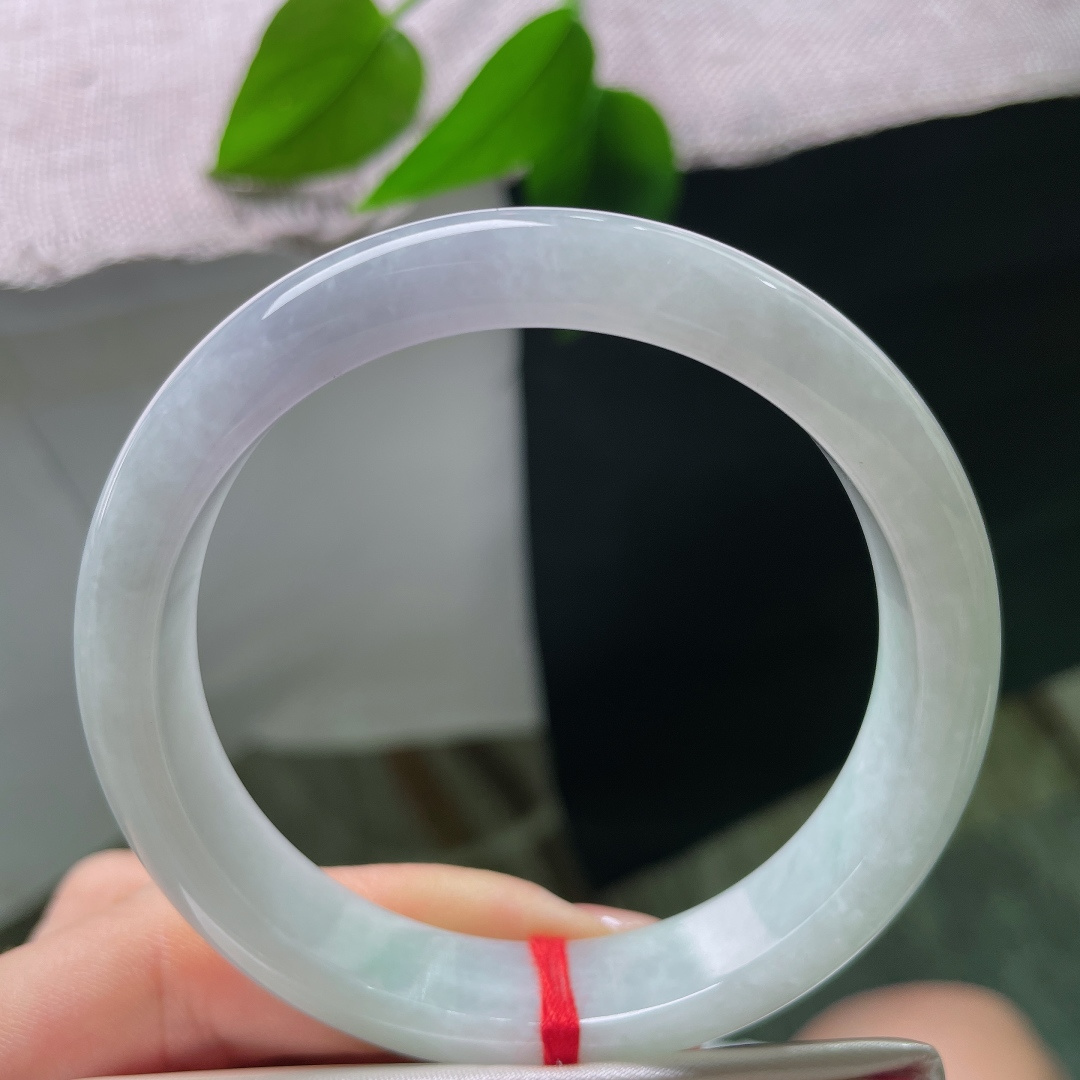 紫底正圈，素面无雕花的简约设计，经典耐看，不容易过时。皮纹，ss57589a
