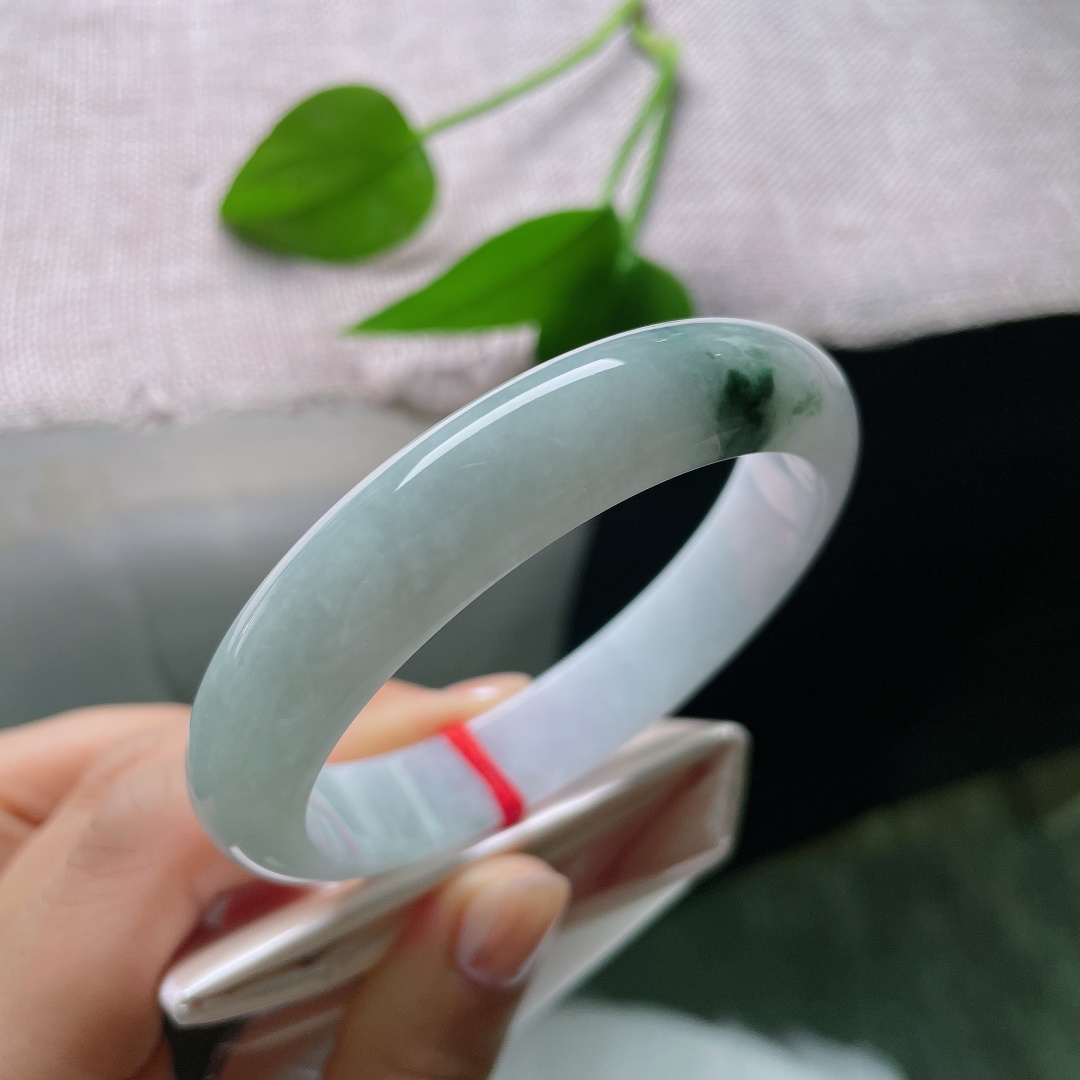 飘花正圈，皮纹，底子凝润，一抹飘花落在镯间，柔和的玉光衬出温婉雅致，于腕间藏起一份清逸动人的韵味。ss57597a