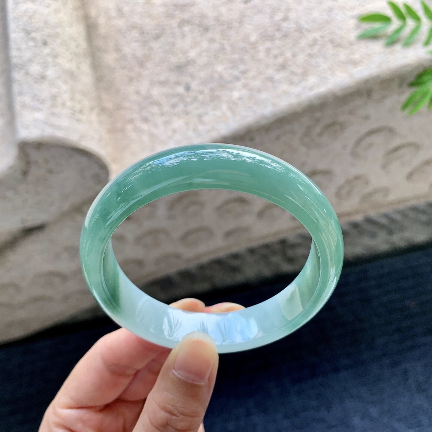 正圈56 57，圈口57/14/7.2，编码BA082218，细糯油绿，水润，种老，细腻，无裂。