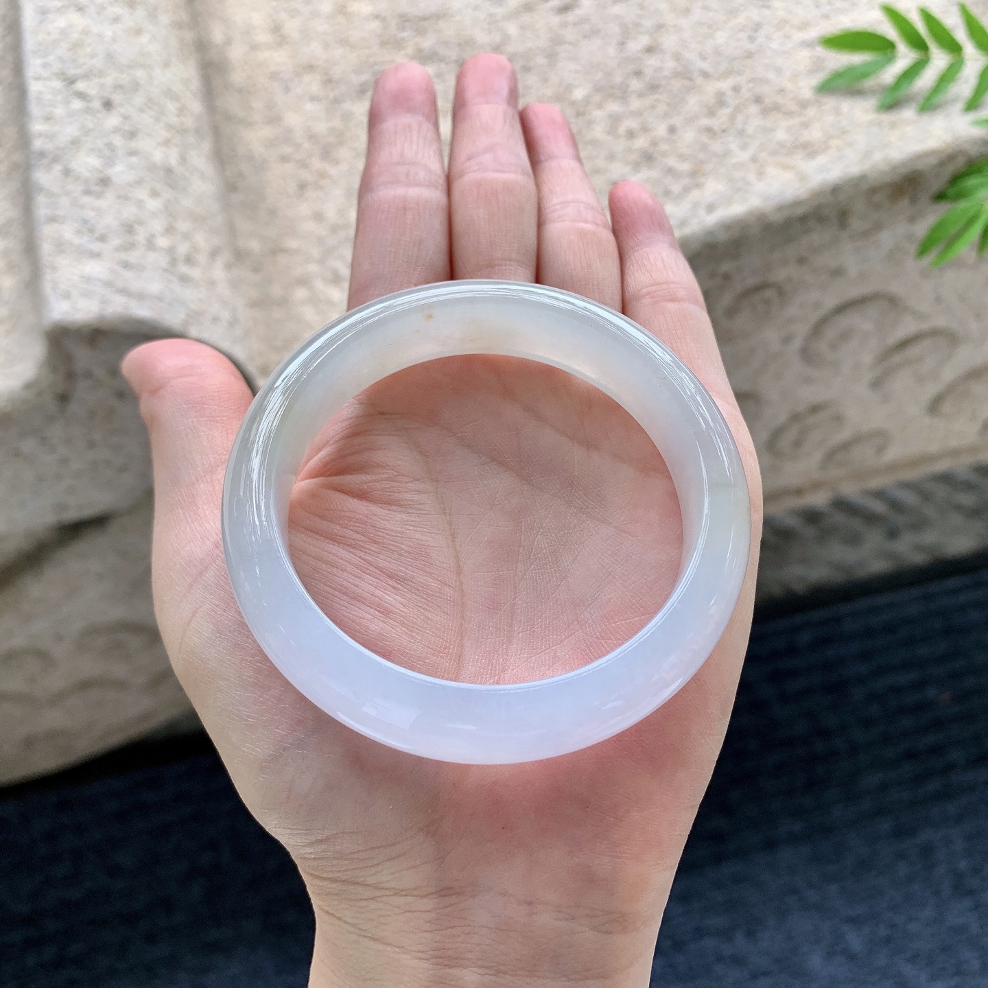 正圈55 56，圈口56/13.5/8，编码HW082204，糯冰双彩，水润，种老，细腻，无裂。