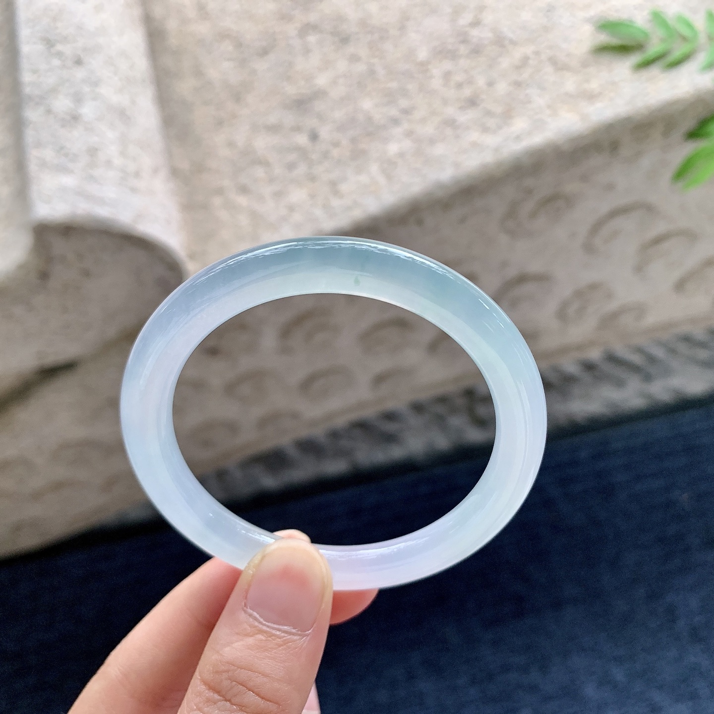 圆条50 51,圈口51.9/6.8/7.7,编码N2082211,糯冰晴底，水润，种老，细腻，打灯有纹线