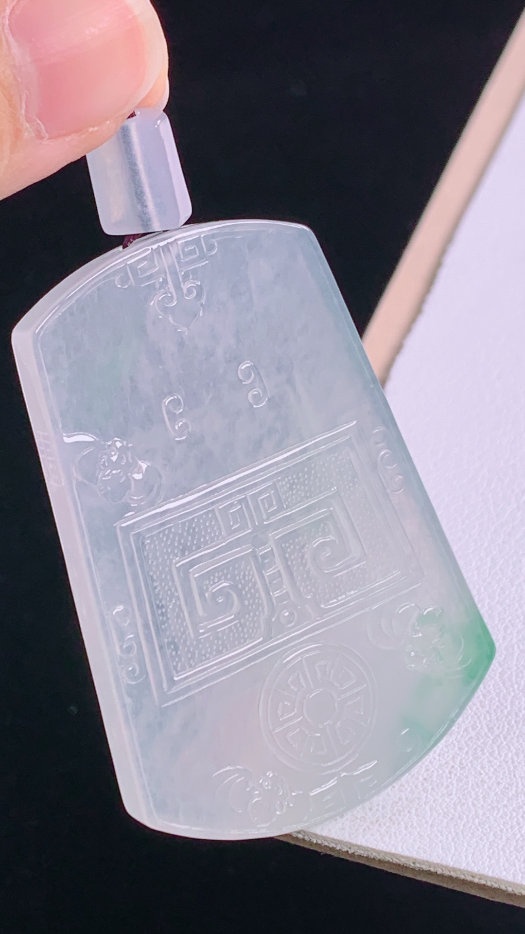 冰飘绿仿古牌，翠色灵动，清透水润，无裂，尺寸:54.0-36.9-5.8mm