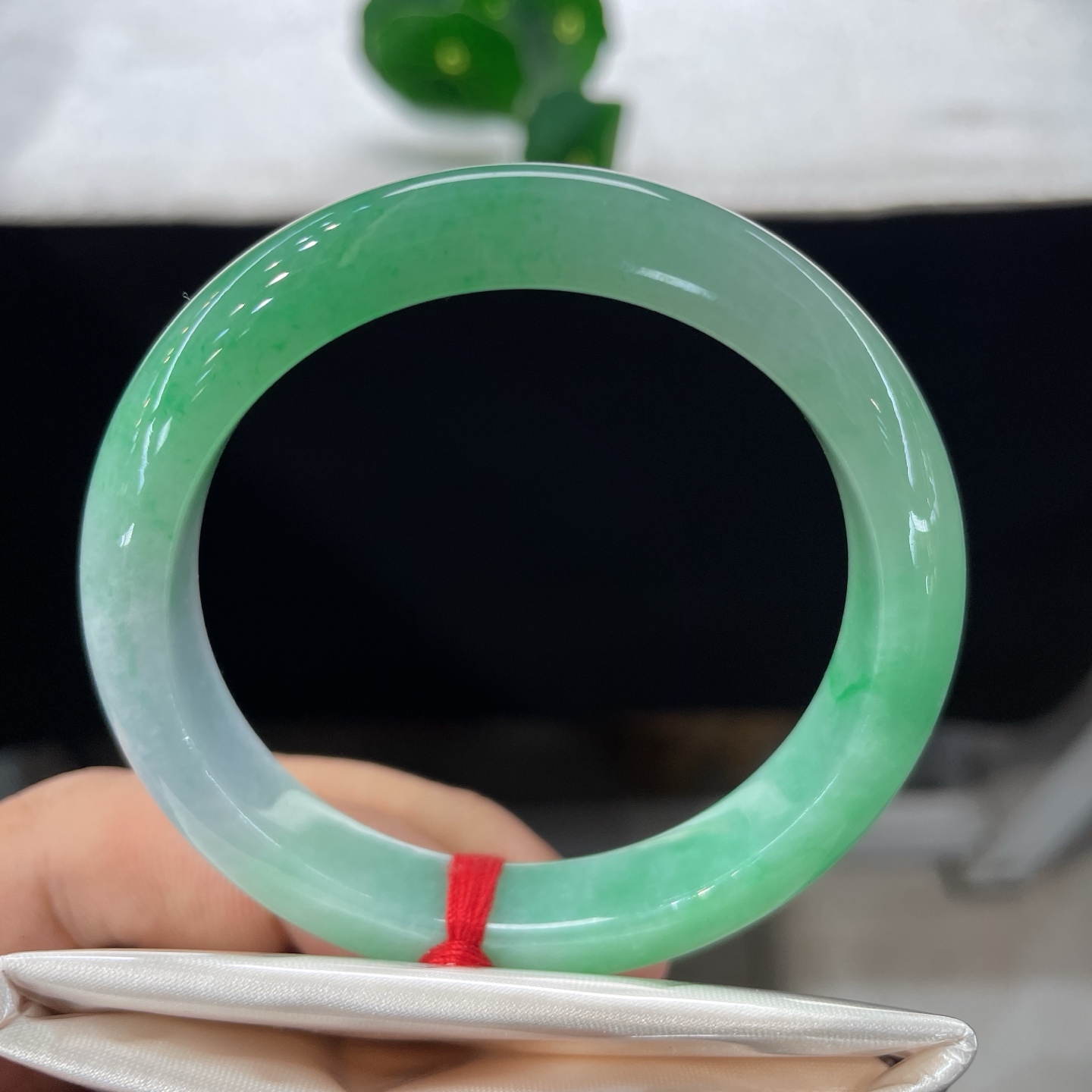 翡翠手镯 圈口53/10.6/7.8，甜果绿正圈，52/53可戴，翠色入腕，春意长存，一镯碧润，温婉